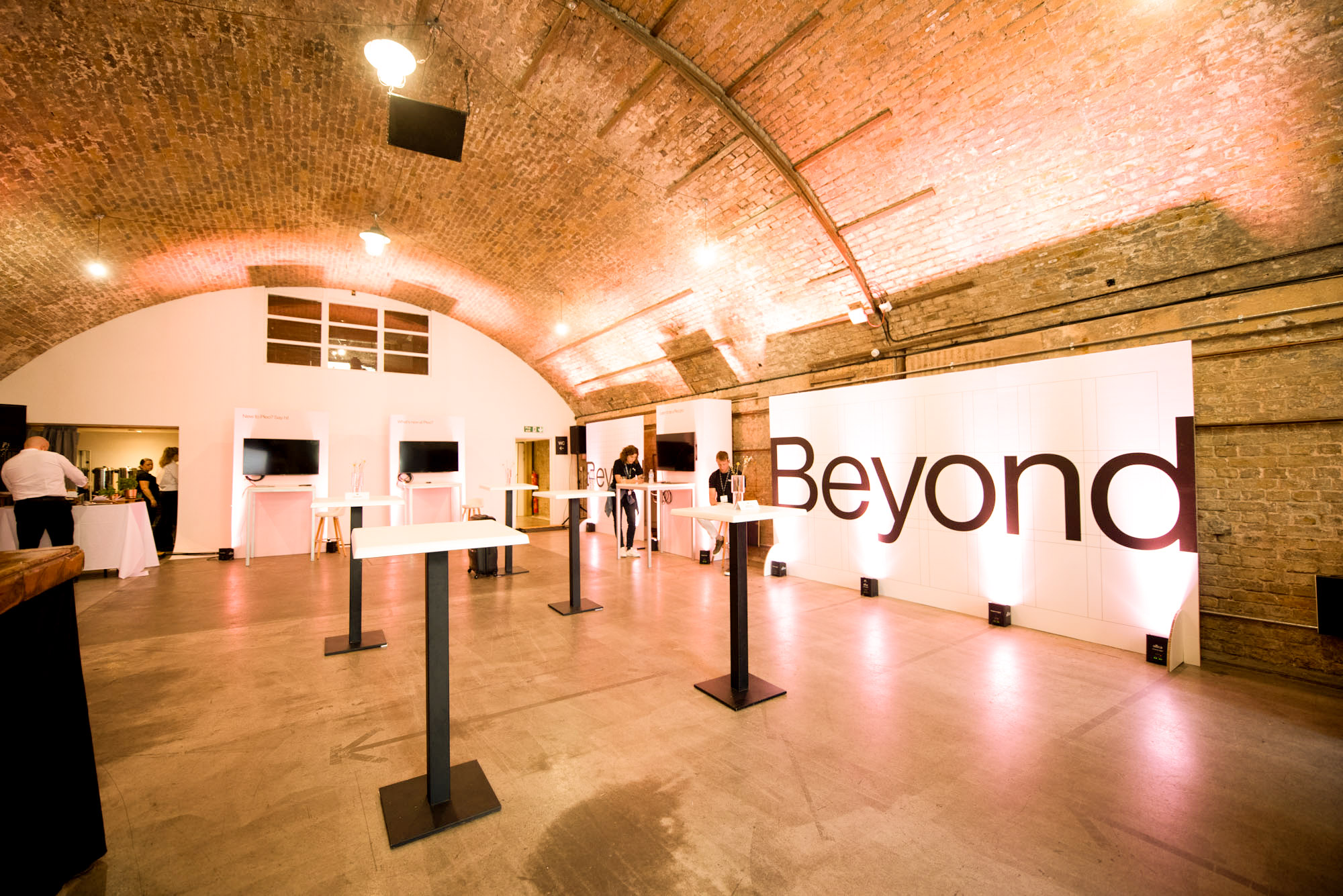 Studio 2 - uhhm2yf2dbo.jpg