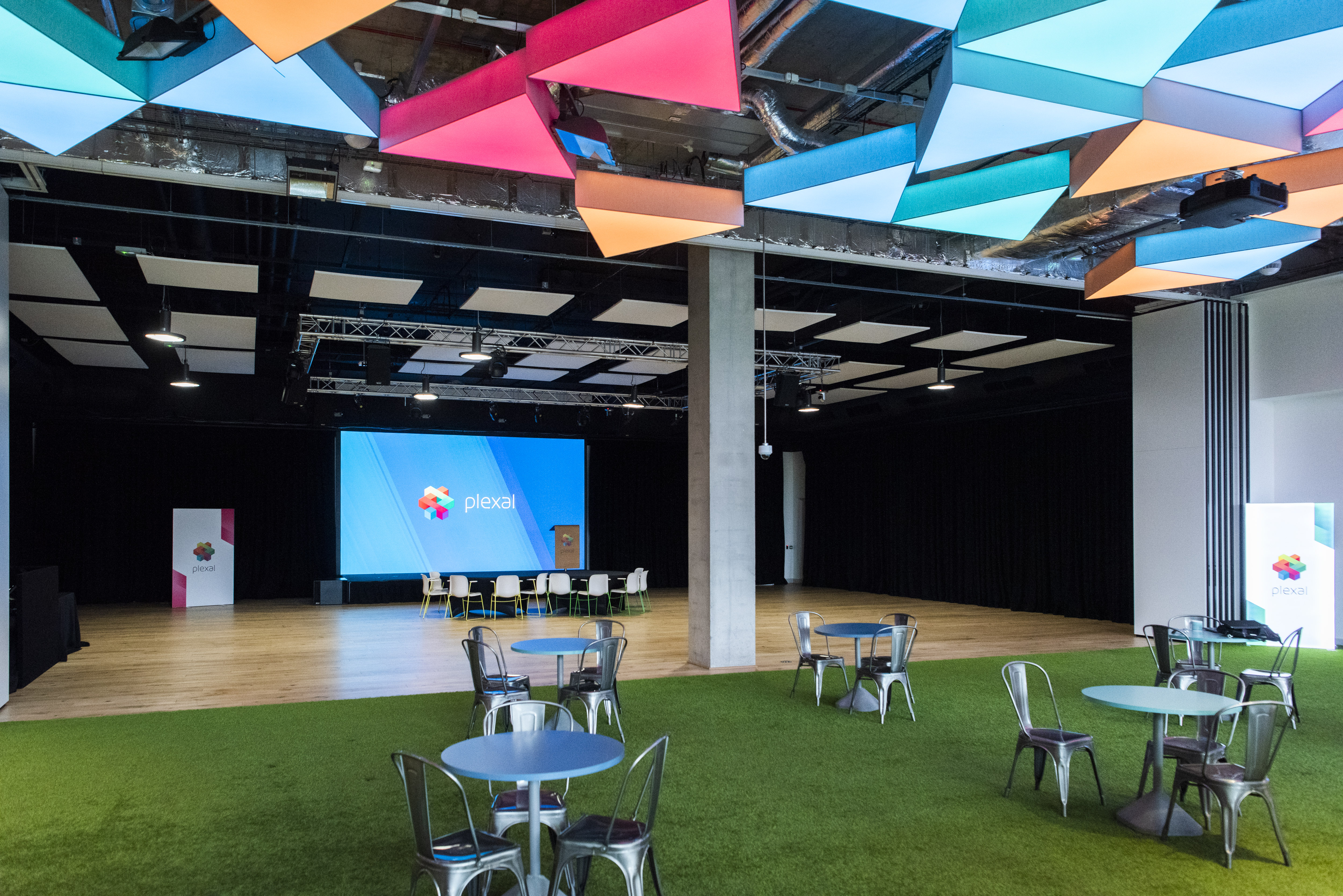 CENTRE STAGE - cc0gobqgs15.jpg