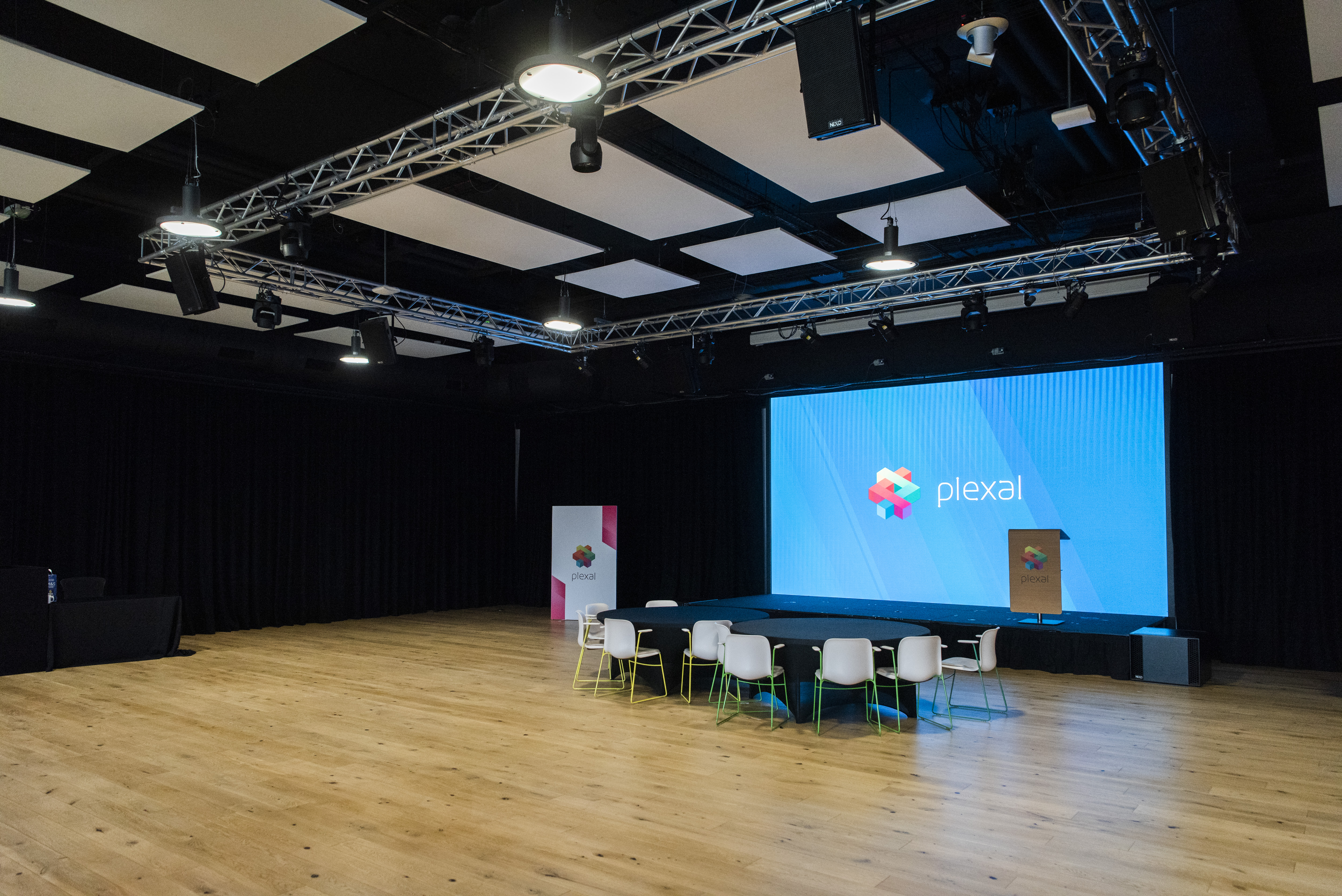 CENTRE STAGE - mubhft3eszr.jpg