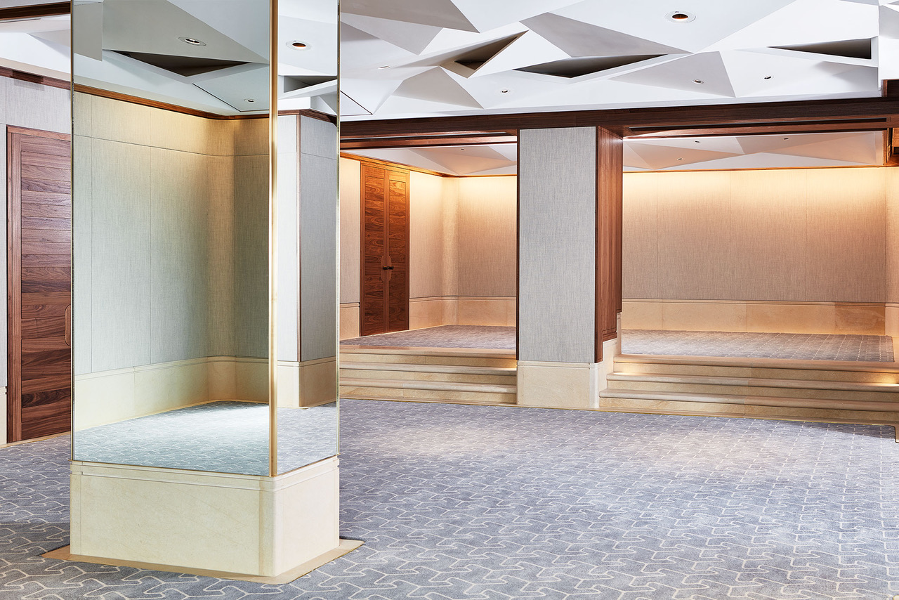 Belgravia event space with mirrored walls, ideal for meetings and gatherings.