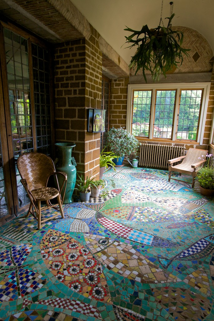 Charming Voewood house with vibrant mosaic floor for intimate meetings and workshops.