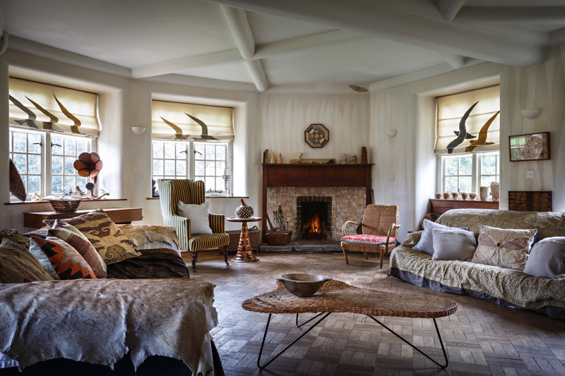 Cozy meeting space in Voewood with rustic charm, ideal for gatherings and brainstorming.