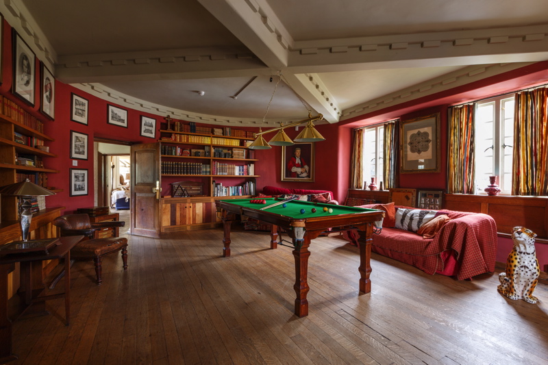 Cozy Voewood house meeting space with billiard table for networking and brainstorming.