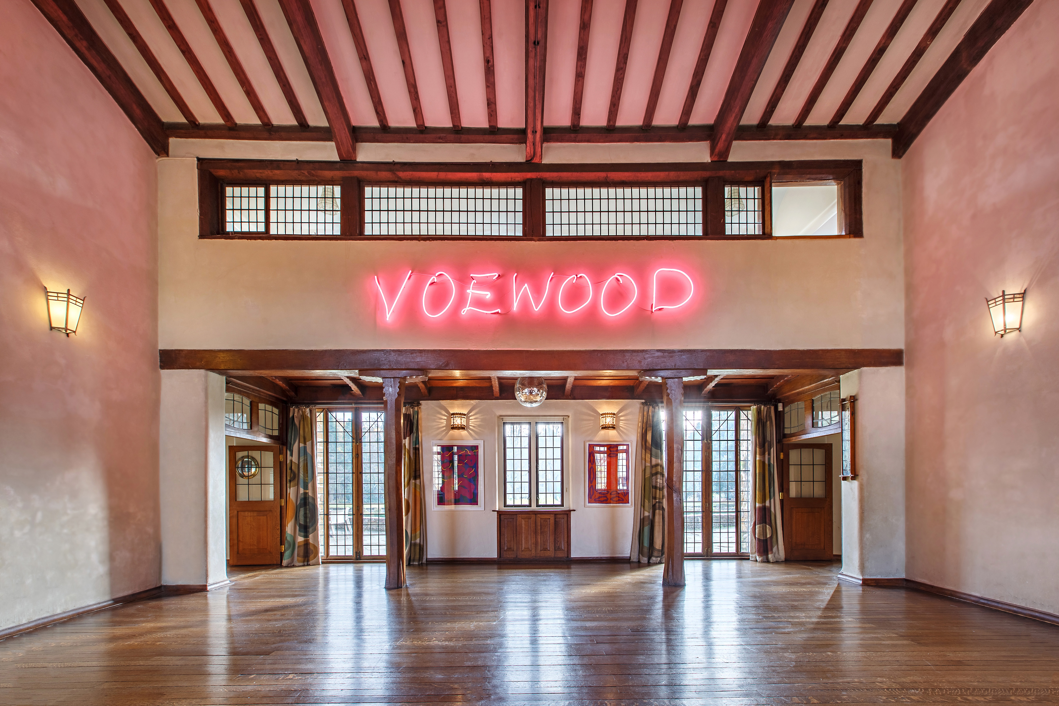 Spacious Voewood house with rustic charm, perfect for events and gatherings.