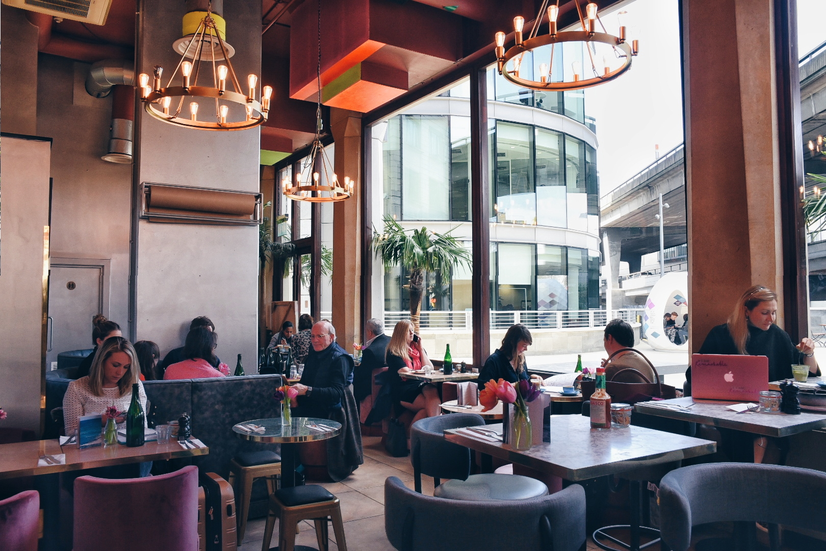 Vibrant café venue in Little Venice for networking and informal meetings.
