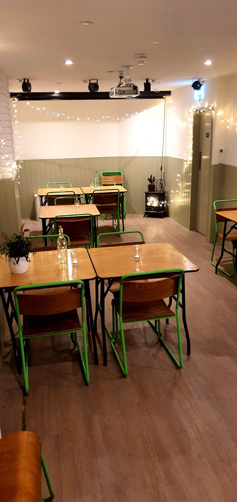 Cozy meeting space with wooden tables, ideal for workshops and team-building events.