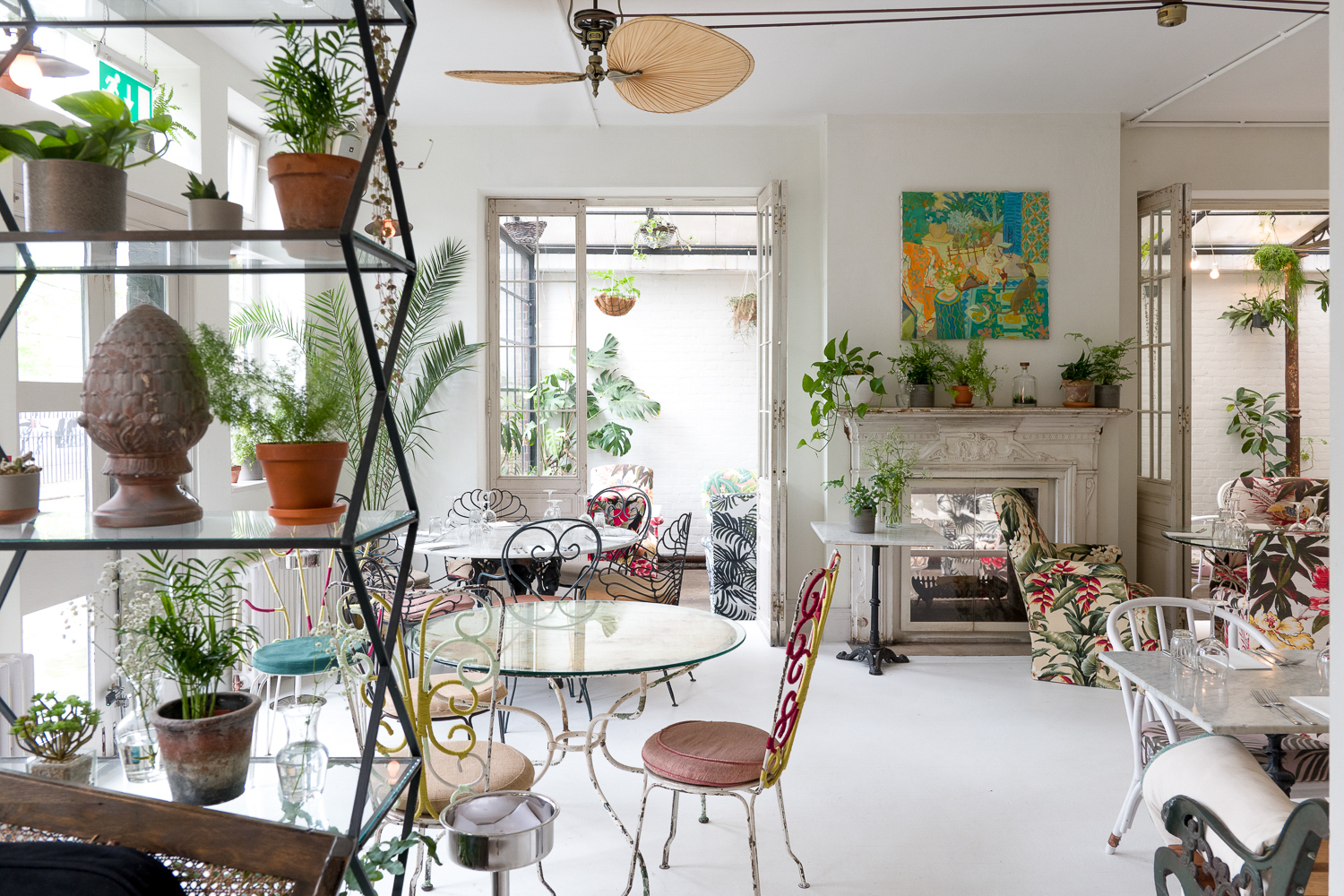 Bright Garden Room with greenery, ideal for meetings and creative workshops.