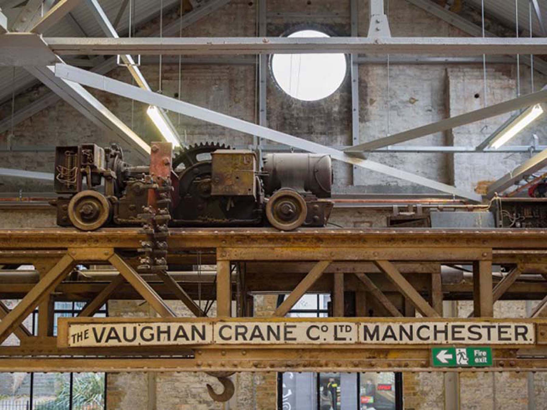 Multipurpose meeting room with vintage machinery, ideal for corporate events and workshops.