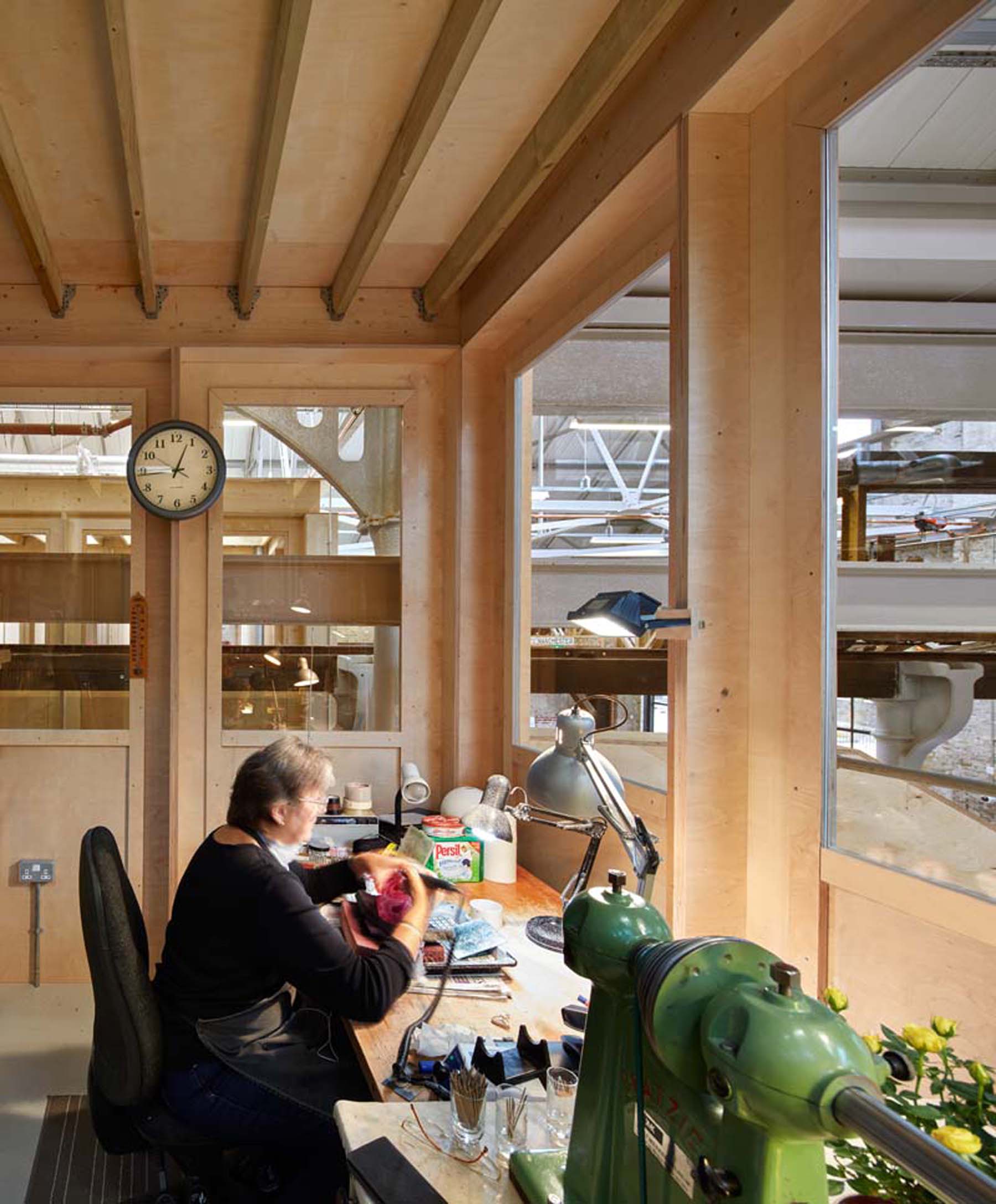 Multipurpose meeting room with natural light, ideal for creative workshops and events.