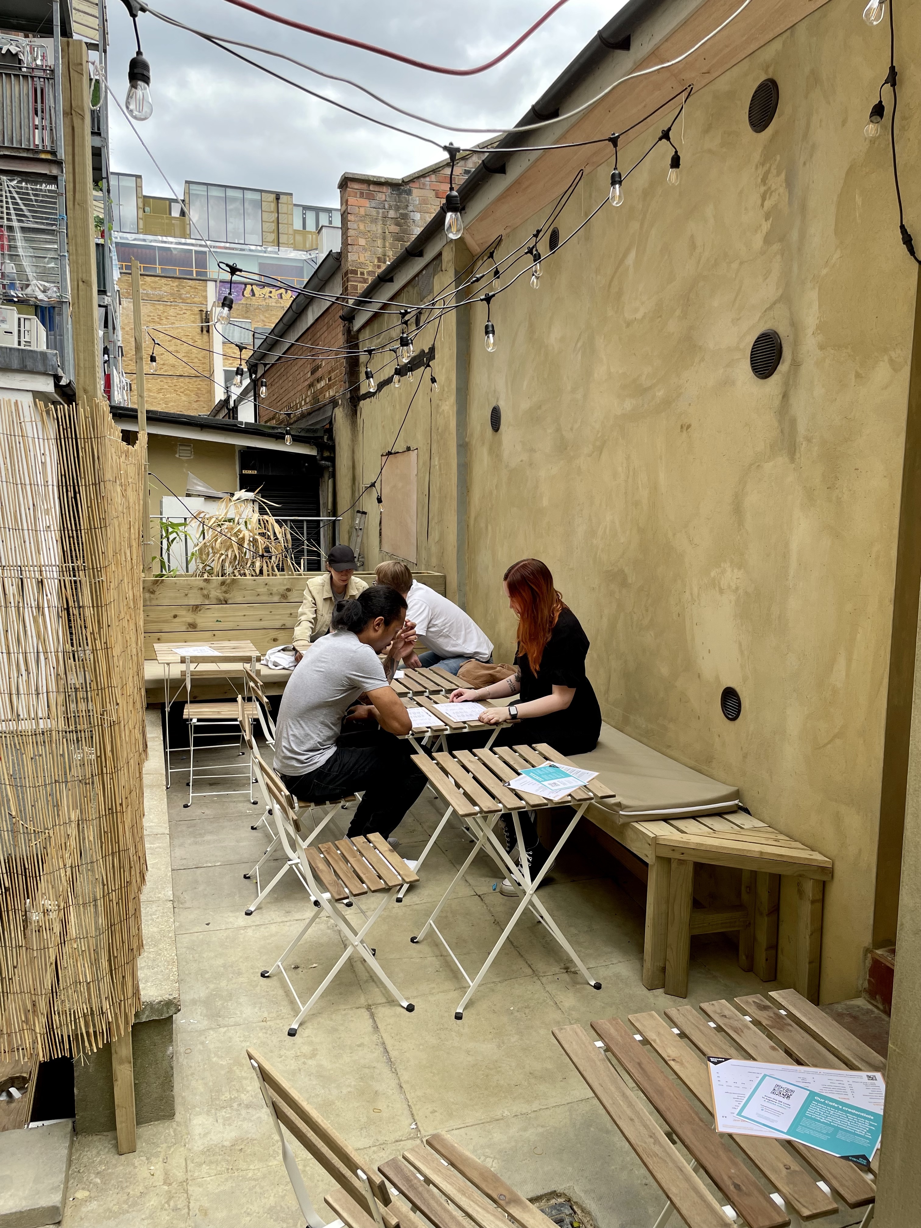 Cafe - 04d5nq0rnur.jpg