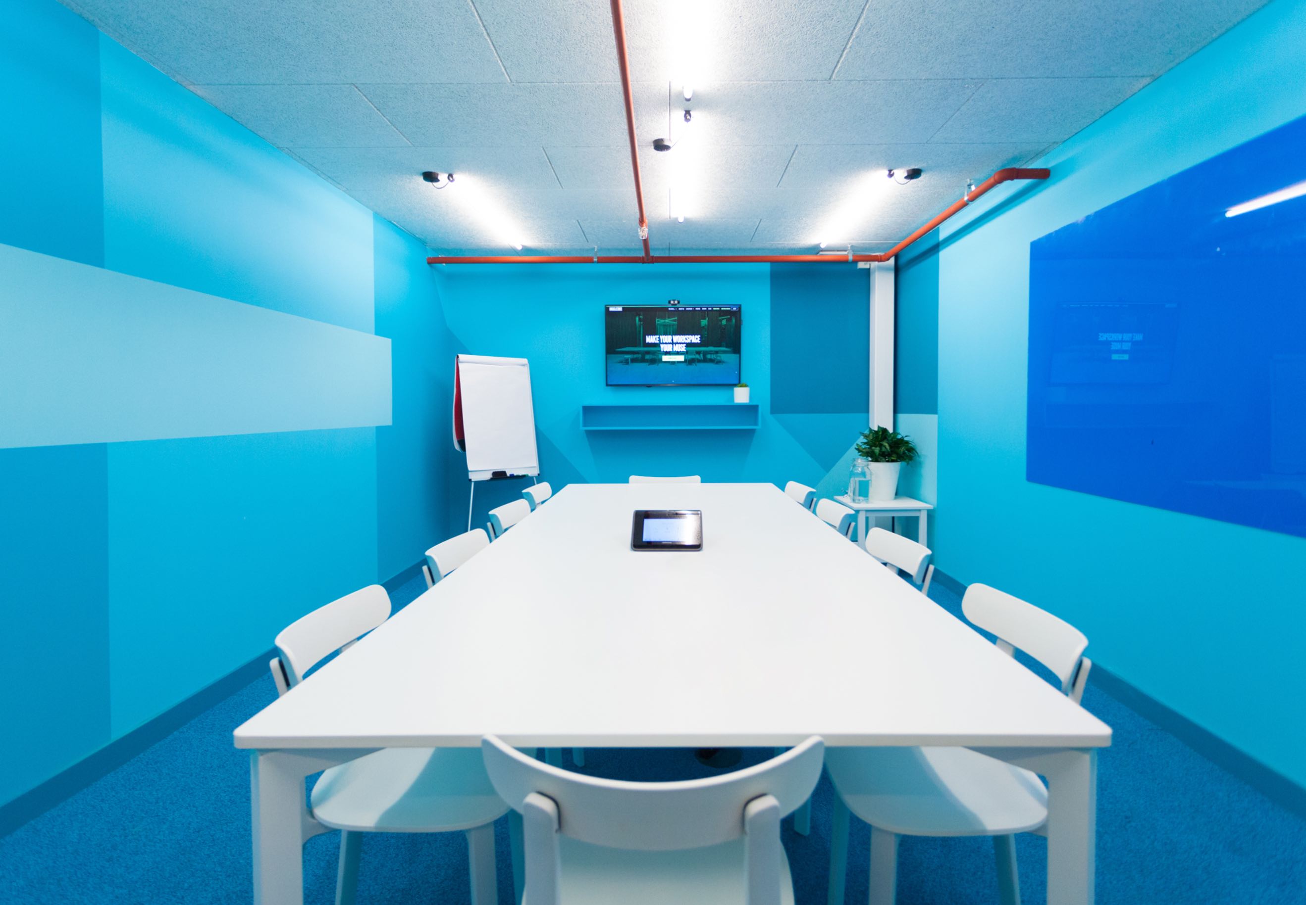 Modern meeting room in Huckletree West with blue decor for creative collaboration.