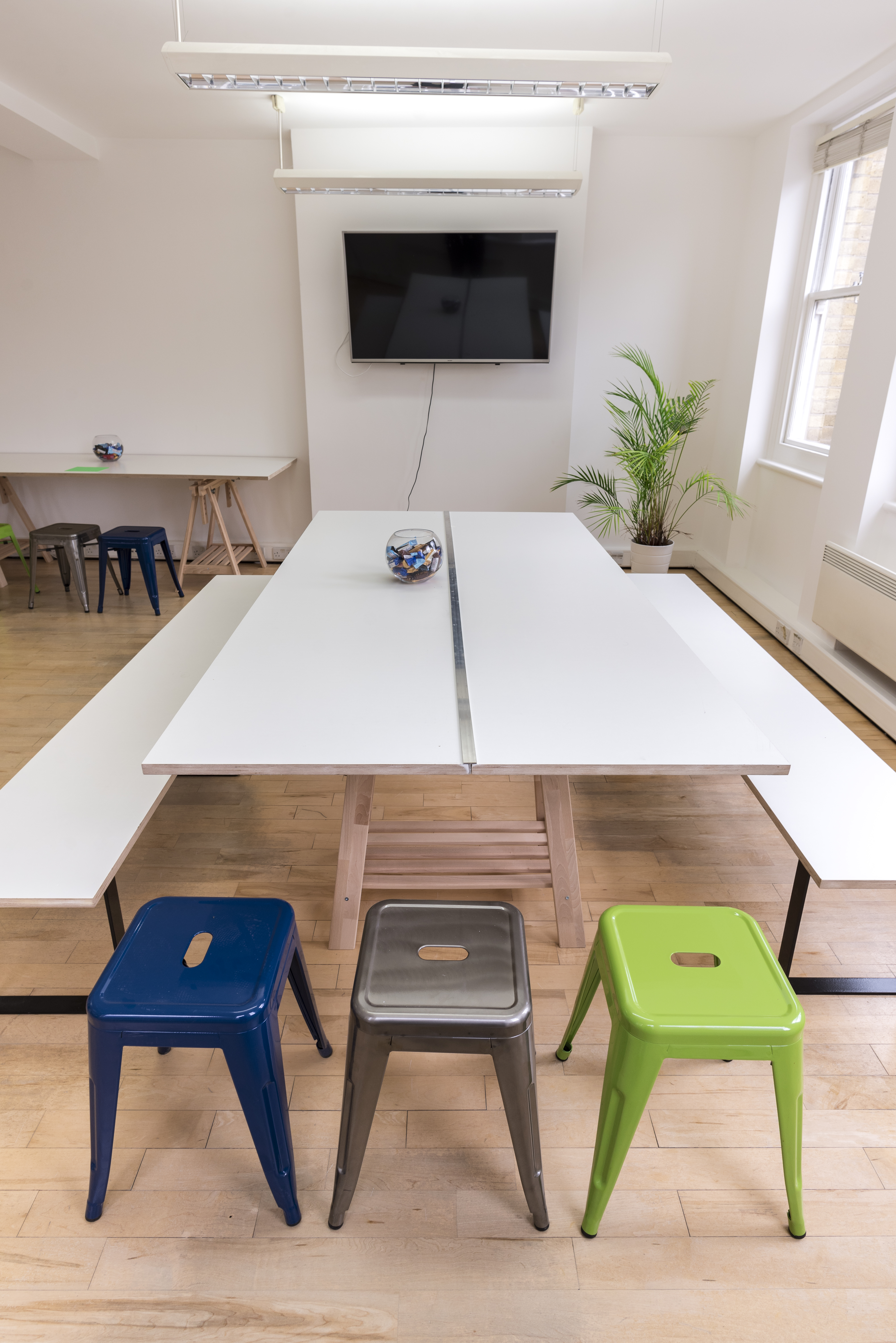 Modern meeting space with minimalist table, ideal for collaborative sessions and presentations.