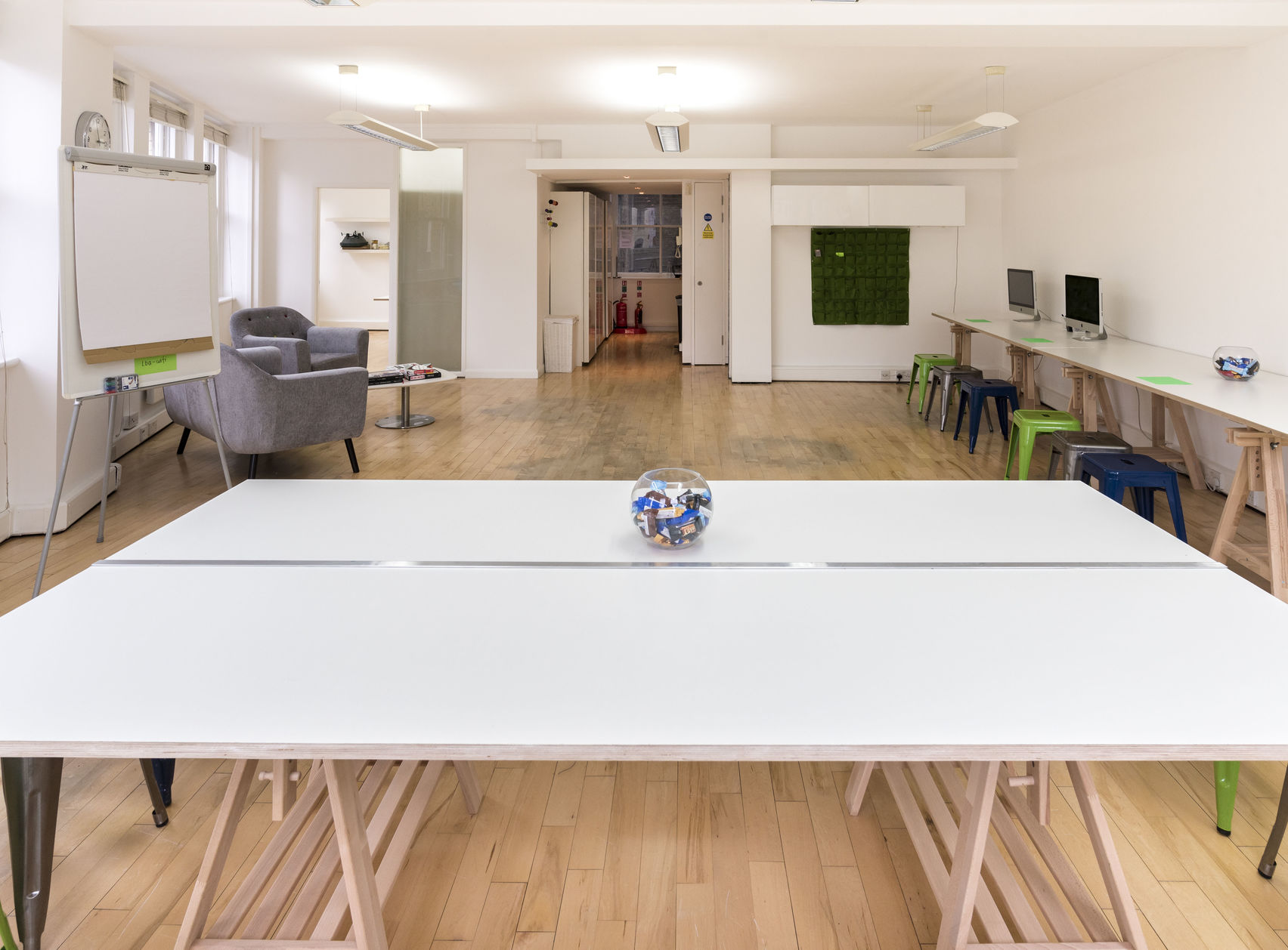 Versatile meeting space with natural light, ideal for workshops and brainstorming sessions.