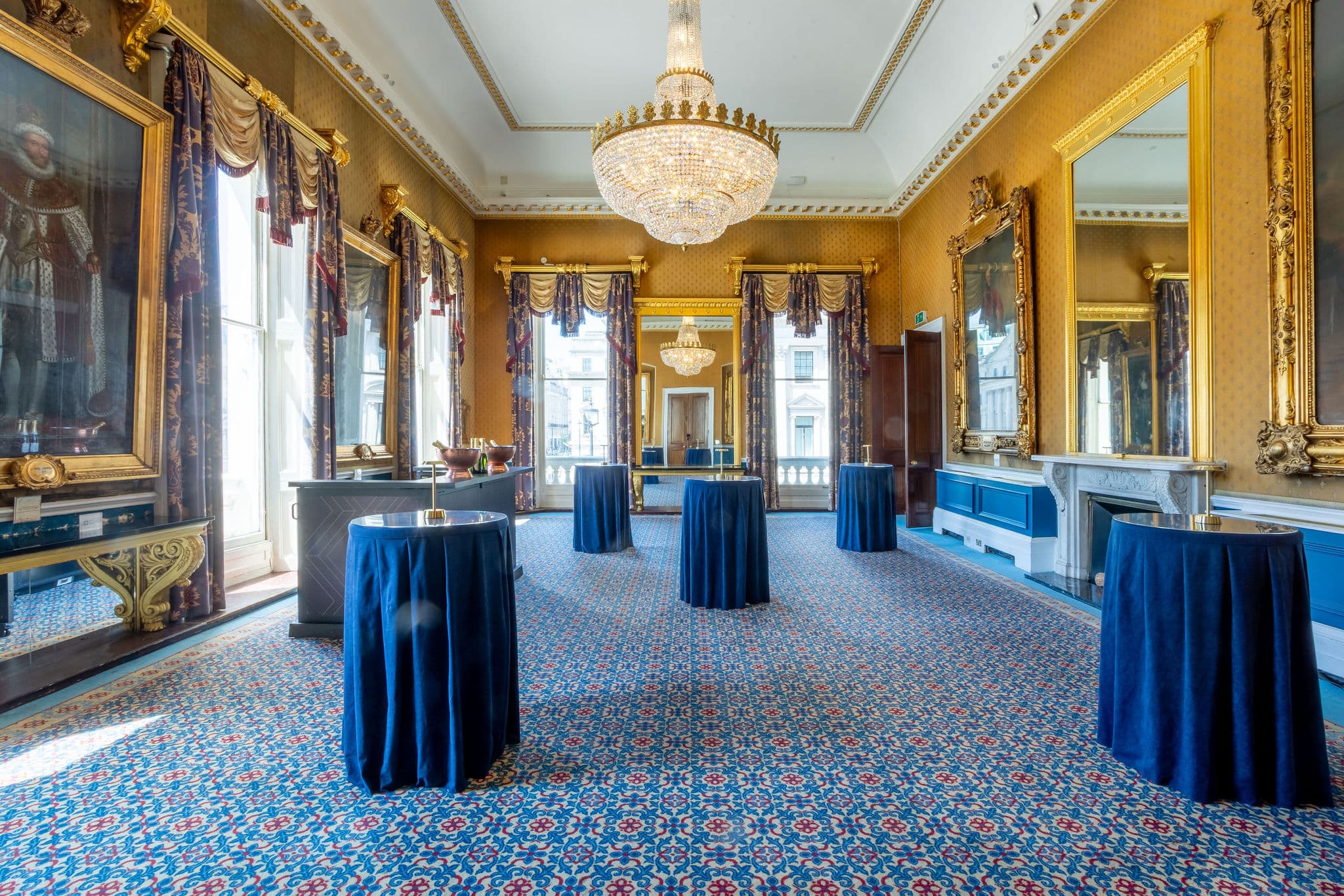 Cocktail reception in Waterloo at 116 Pall Mall with historic architecture and navy linens.