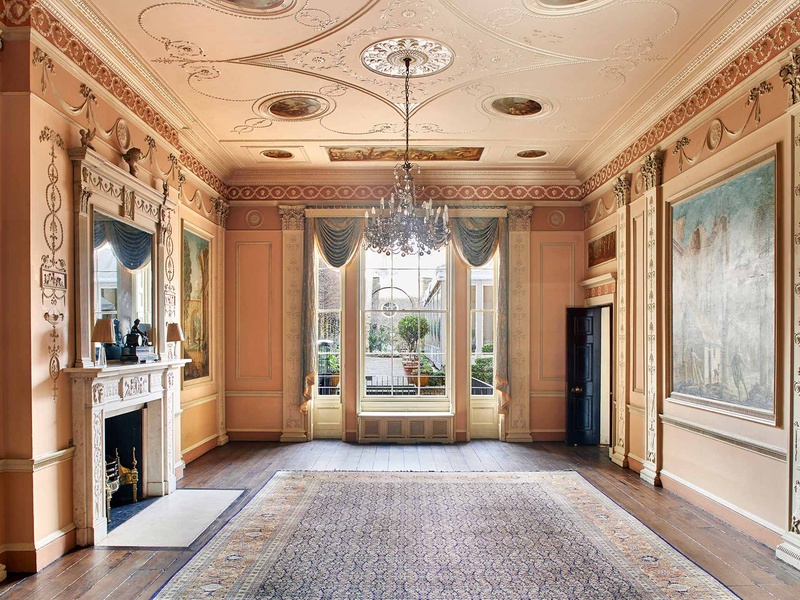 Elegant event space with chandelier, ideal for upscale meetings and receptions.