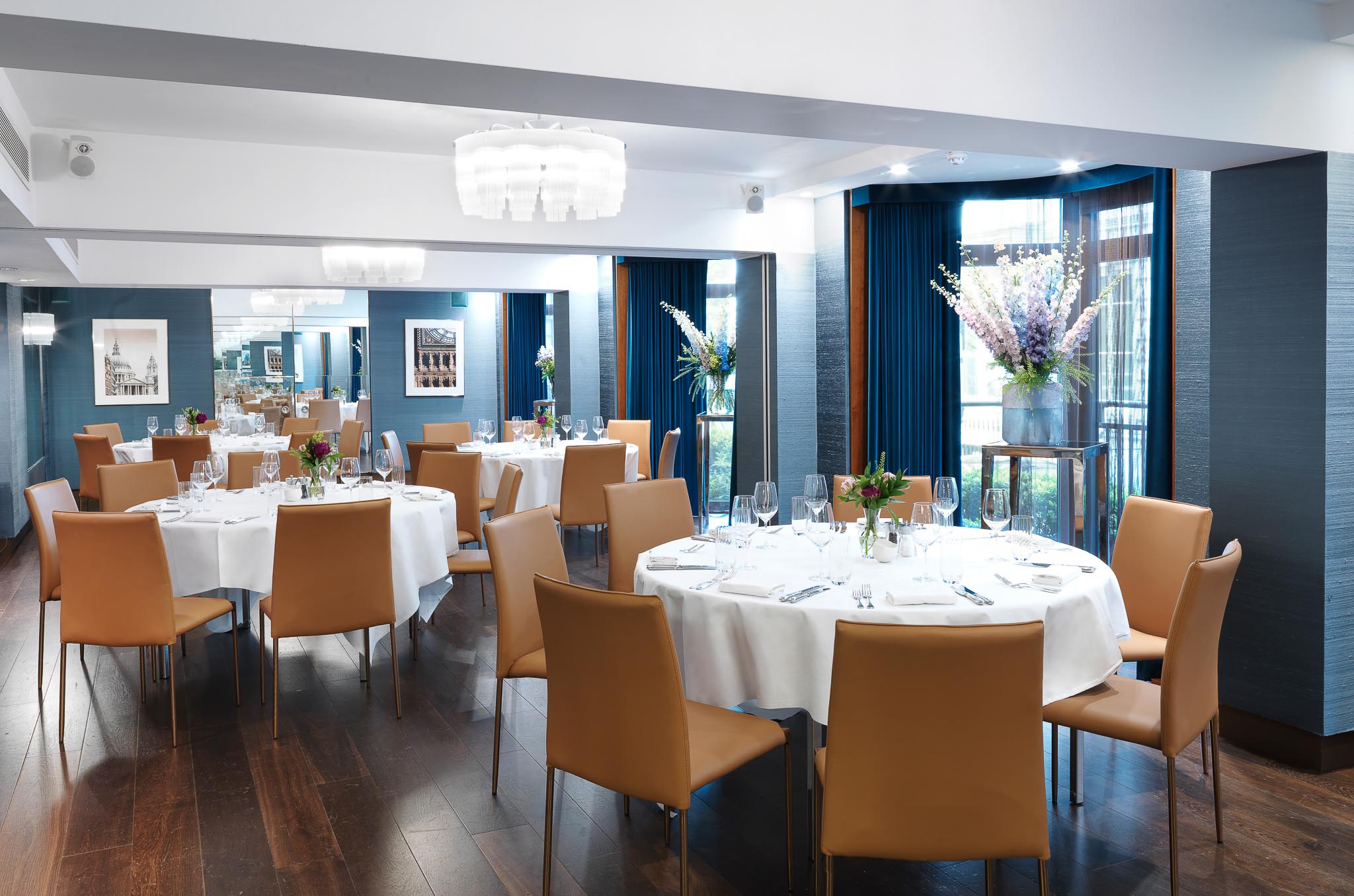 Hyde Park event space with elegant tables, ideal for corporate meetings and upscale dinners.