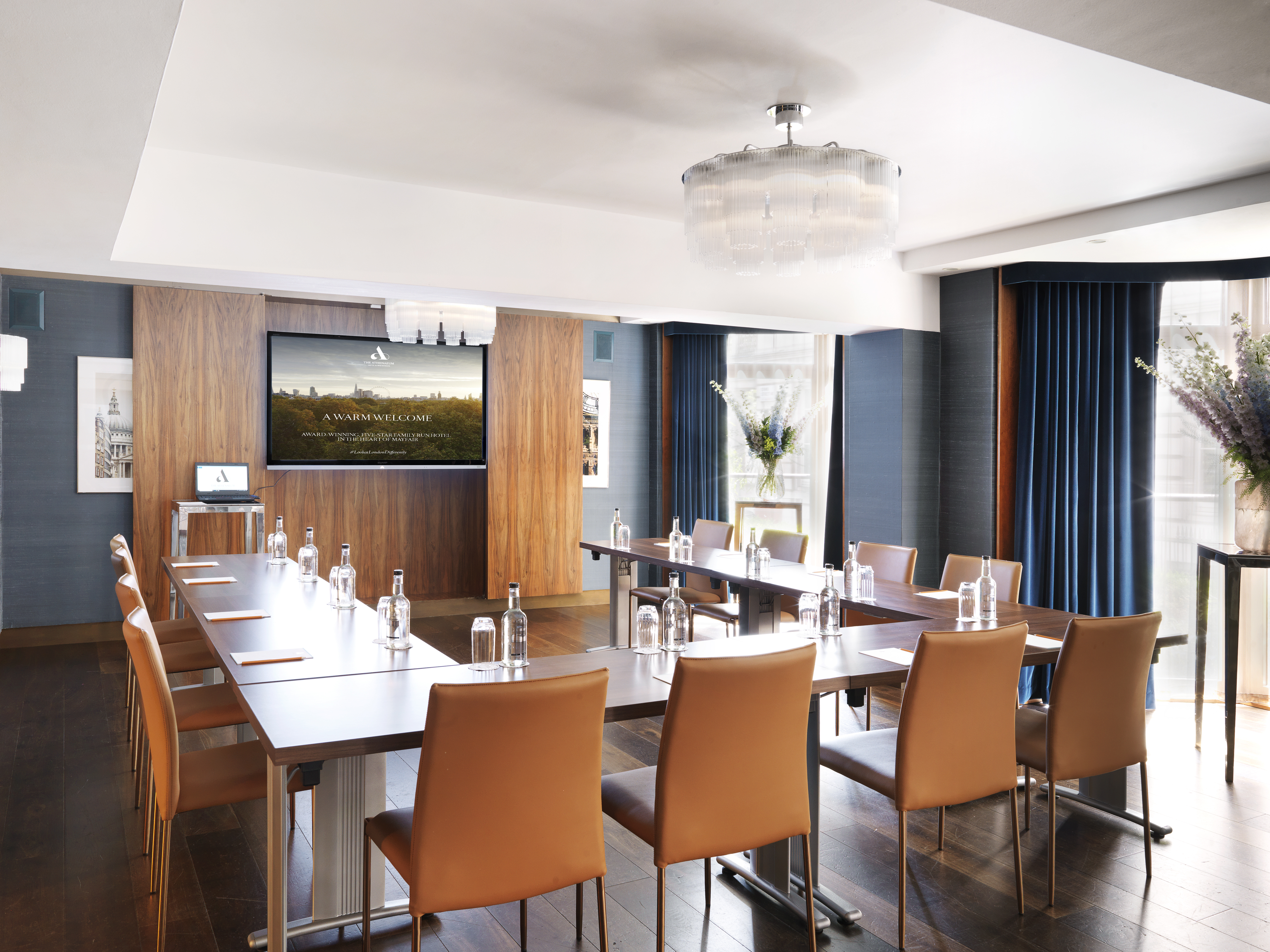 Modern meeting room in Hyde Park, ideal for professional gatherings and presentations.