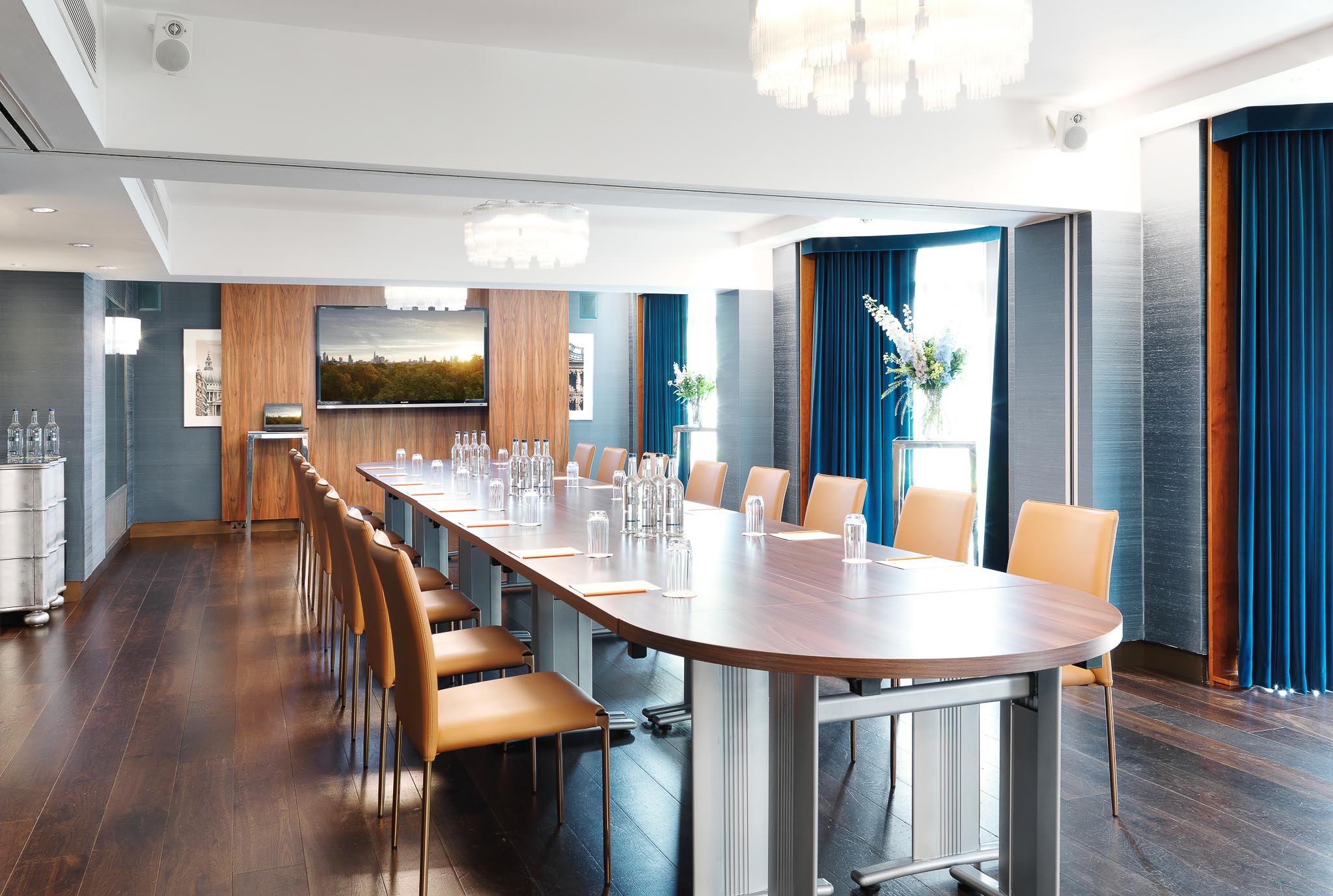 Modern meeting room in Hyde Park, The Athenaeum Hotel, ideal for professional gatherings.