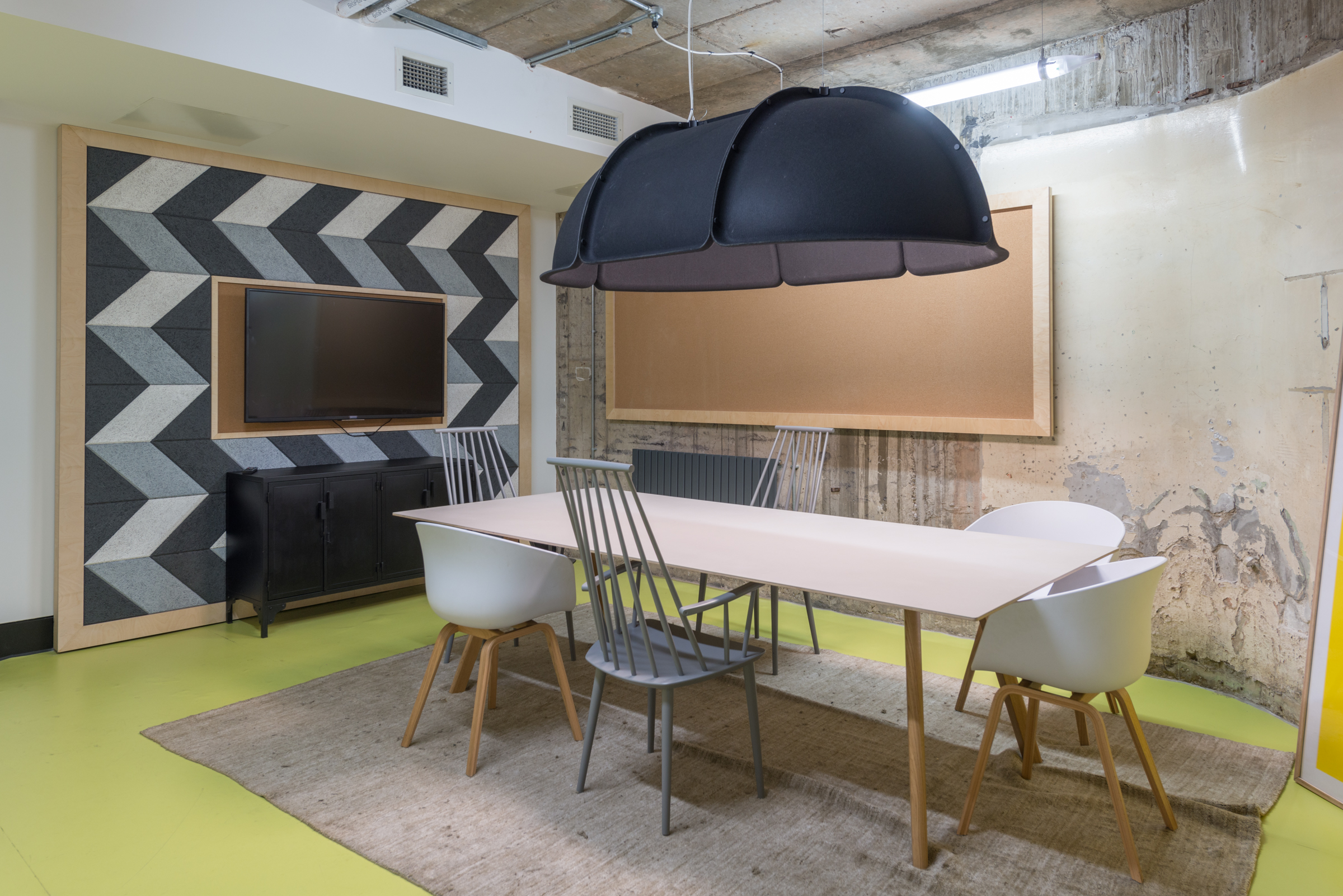 Modern meeting room with large table, ideal for brainstorming sessions and presentations.