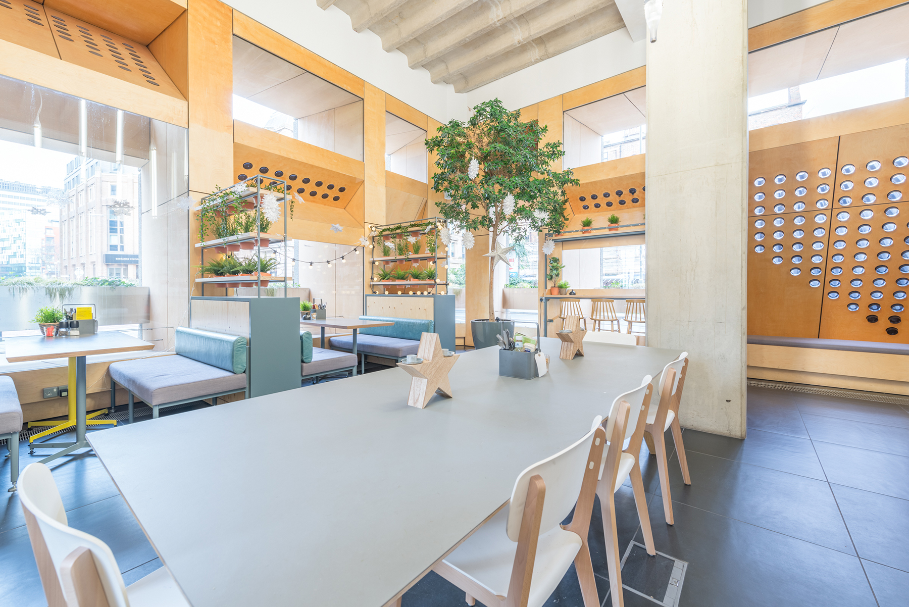 Modern event space with communal table, ideal for workshops and networking.