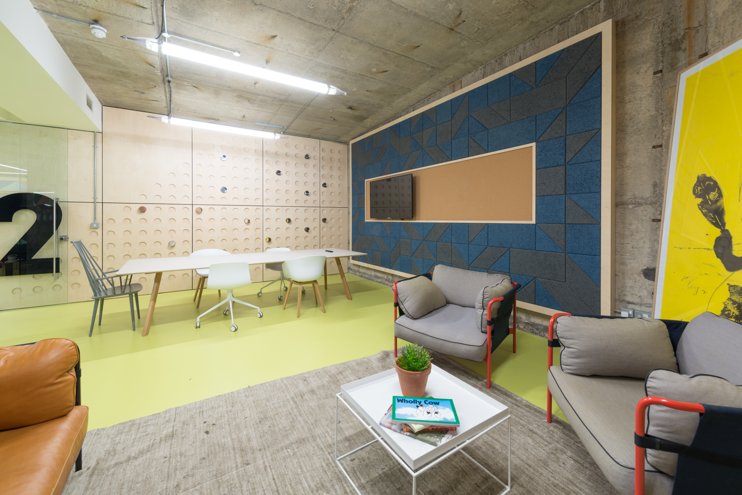 Modern meeting room with vibrant decor, ideal for brainstorming and workshops.