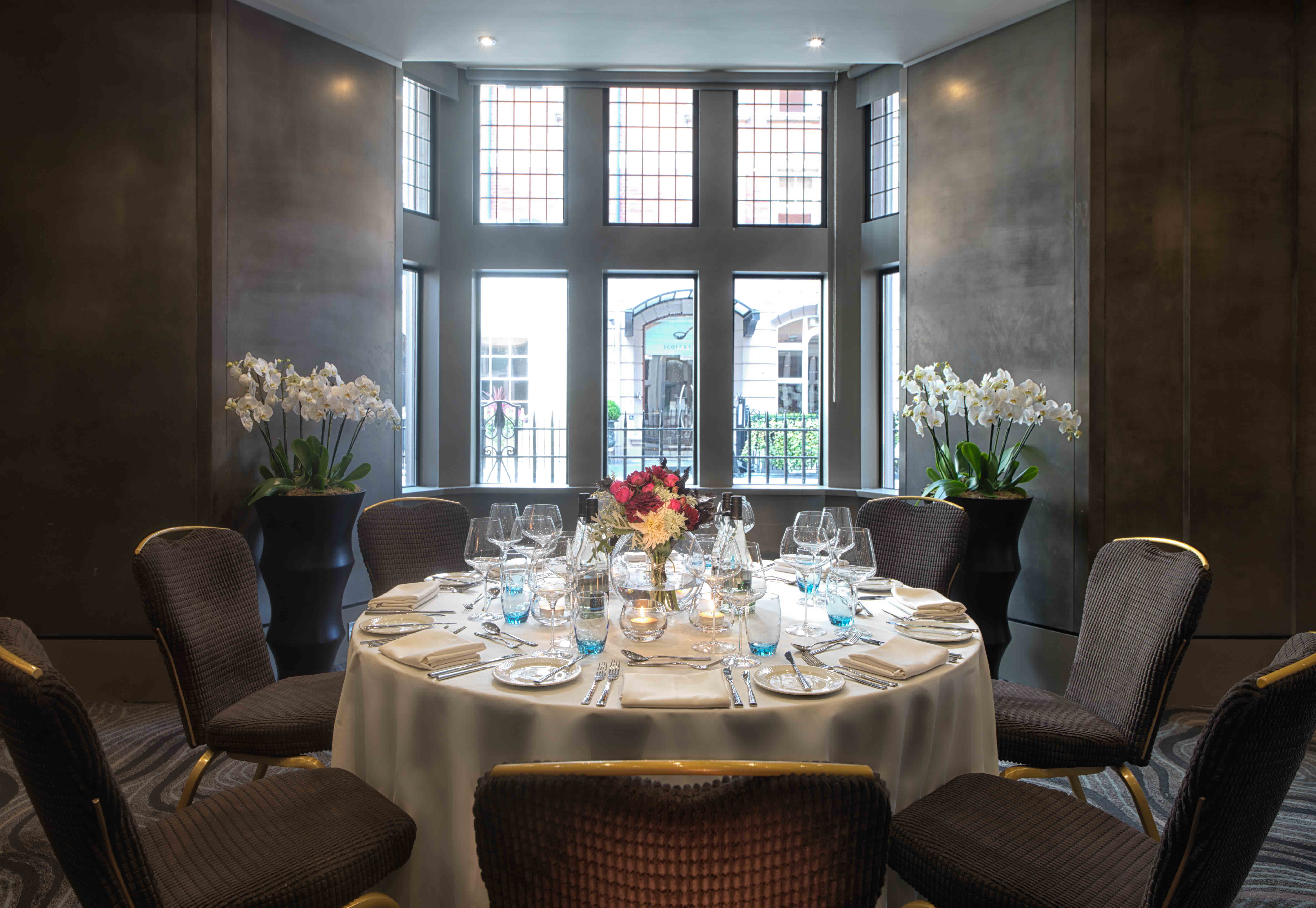 Folio Suite at Radisson Blu London: elegant round table for upscale meetings and events.