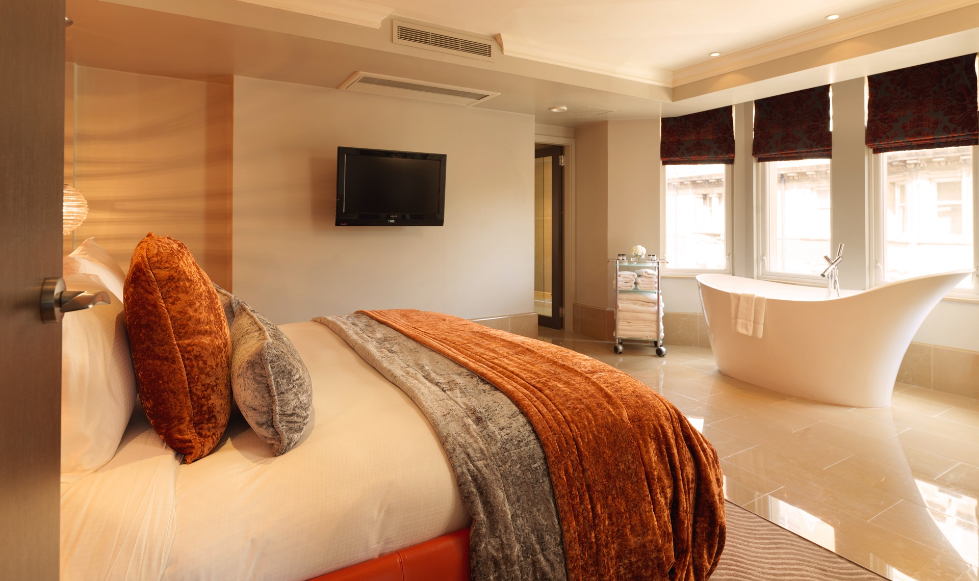 Luxurious hotel room in Radisson Blu London for meetings and retreats.