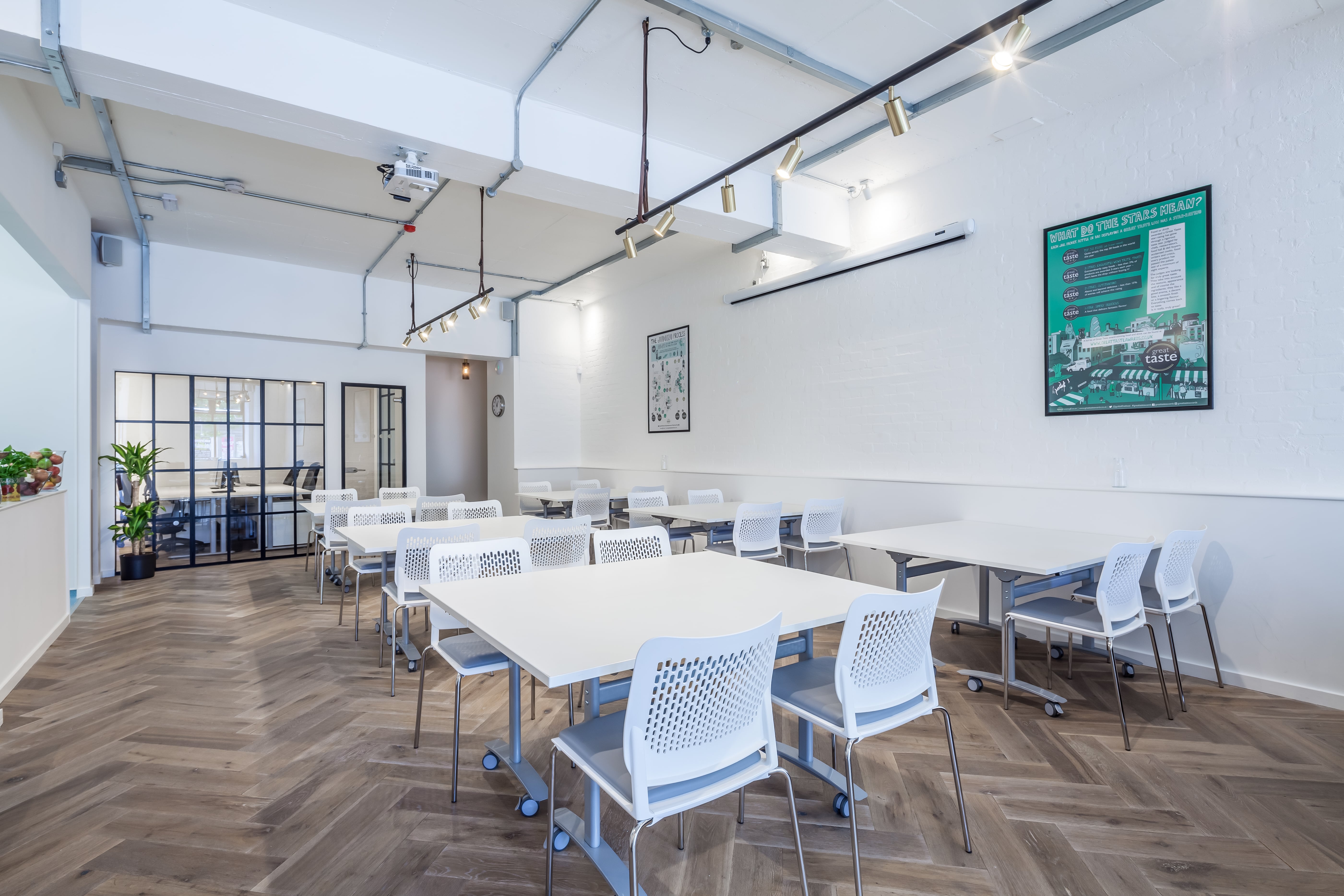 Versatile meeting space with natural light, ideal for workshops and conferences.