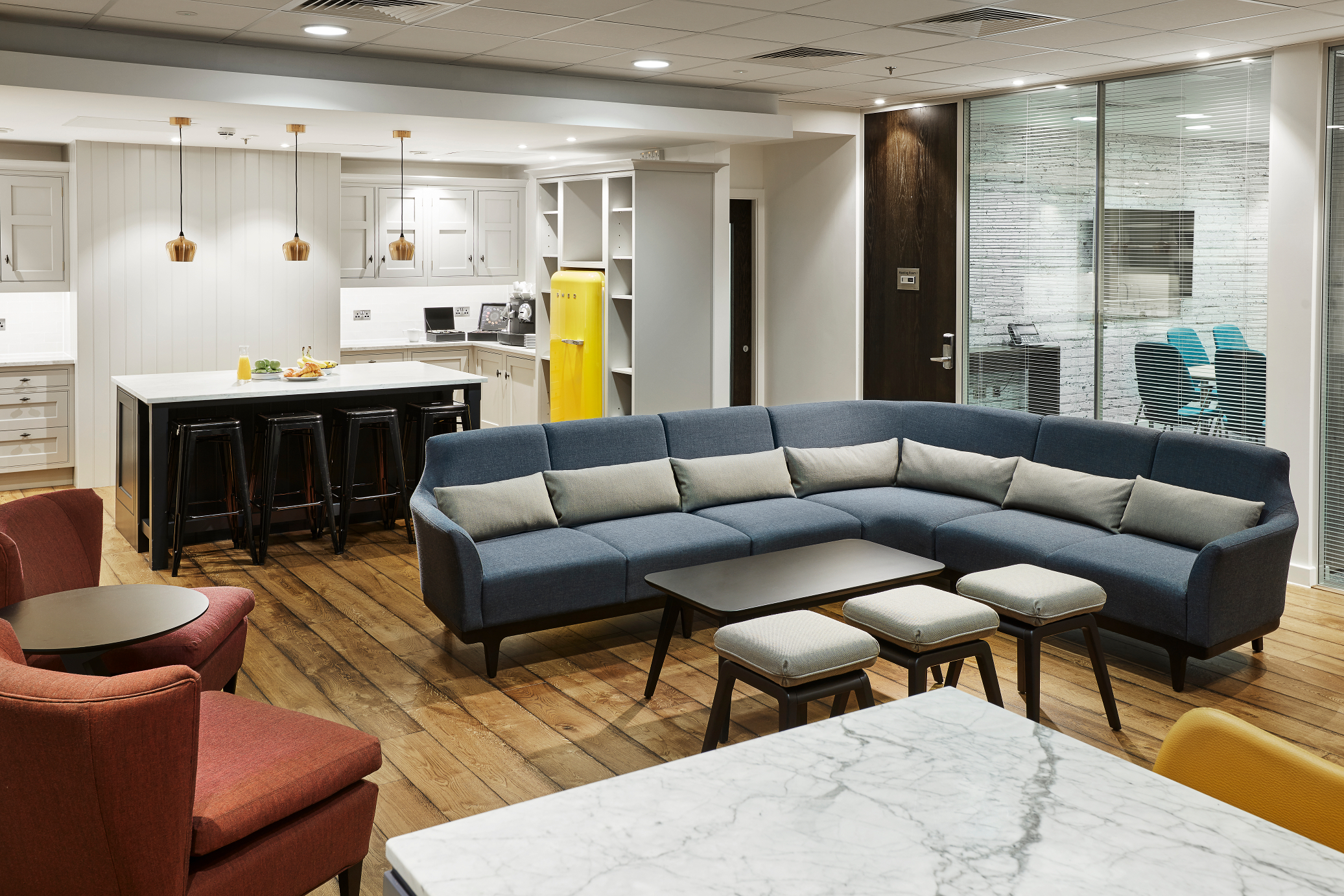 Modern lounge area in Meeting Centre Marlin Waterloo for networking and casual gatherings.