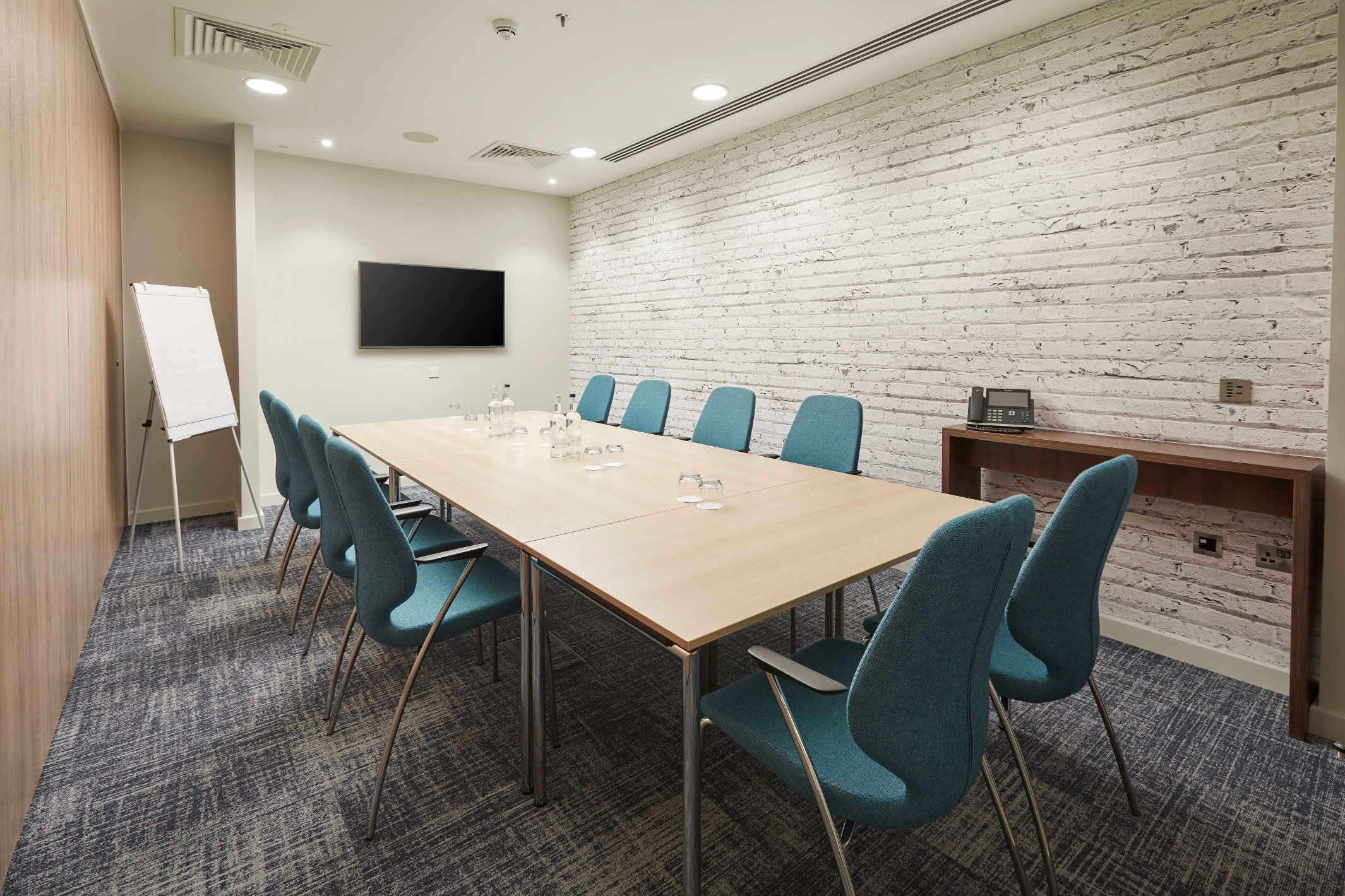 Modern meeting room with wooden table, ideal for strategy sessions in Marlin Waterloo.