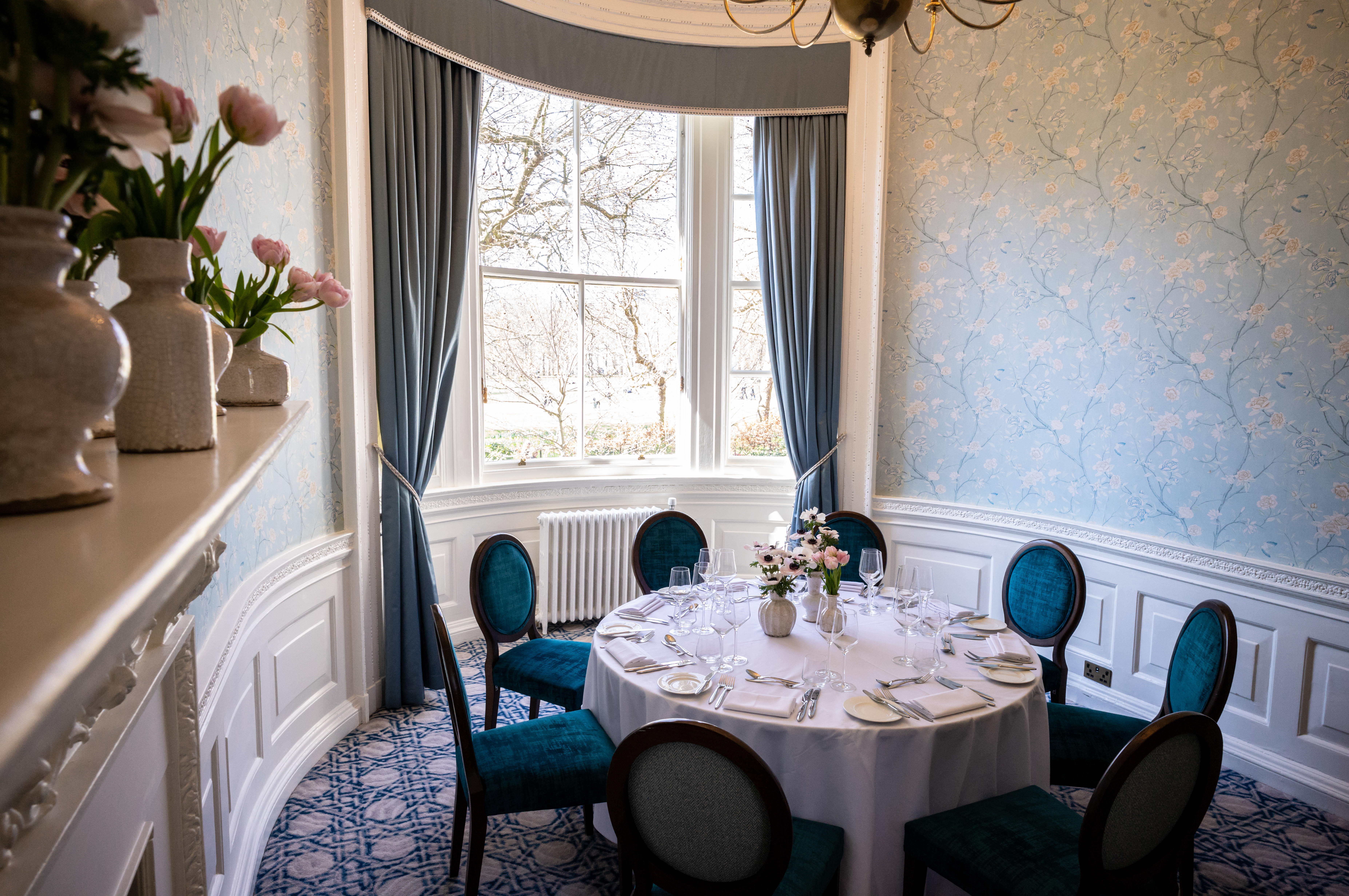 Elegant round table in well-lit Park Room, ideal for corporate meetings and private dinners.