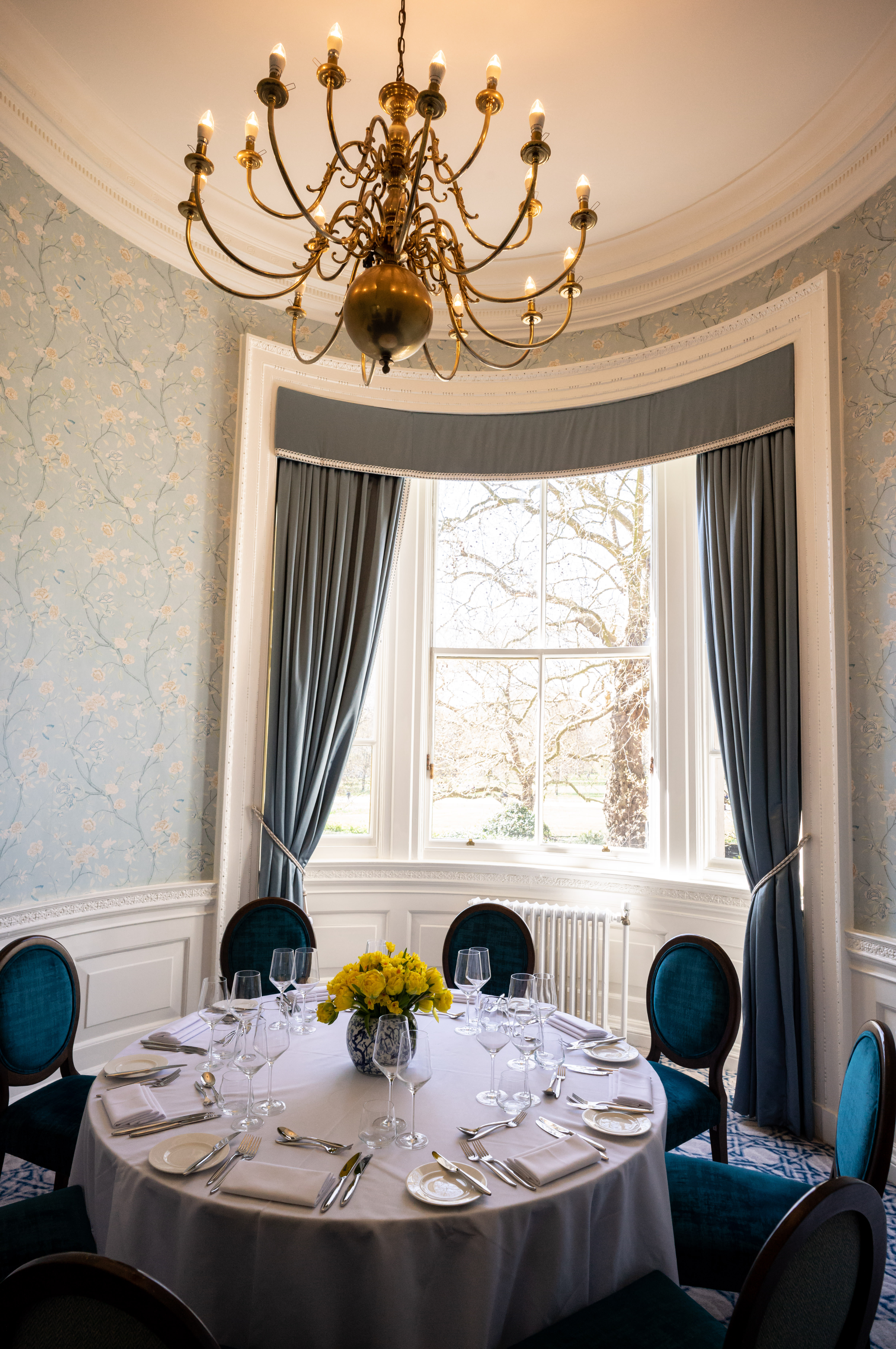 Elegant meeting room with natural light, perfect for corporate events and gatherings.