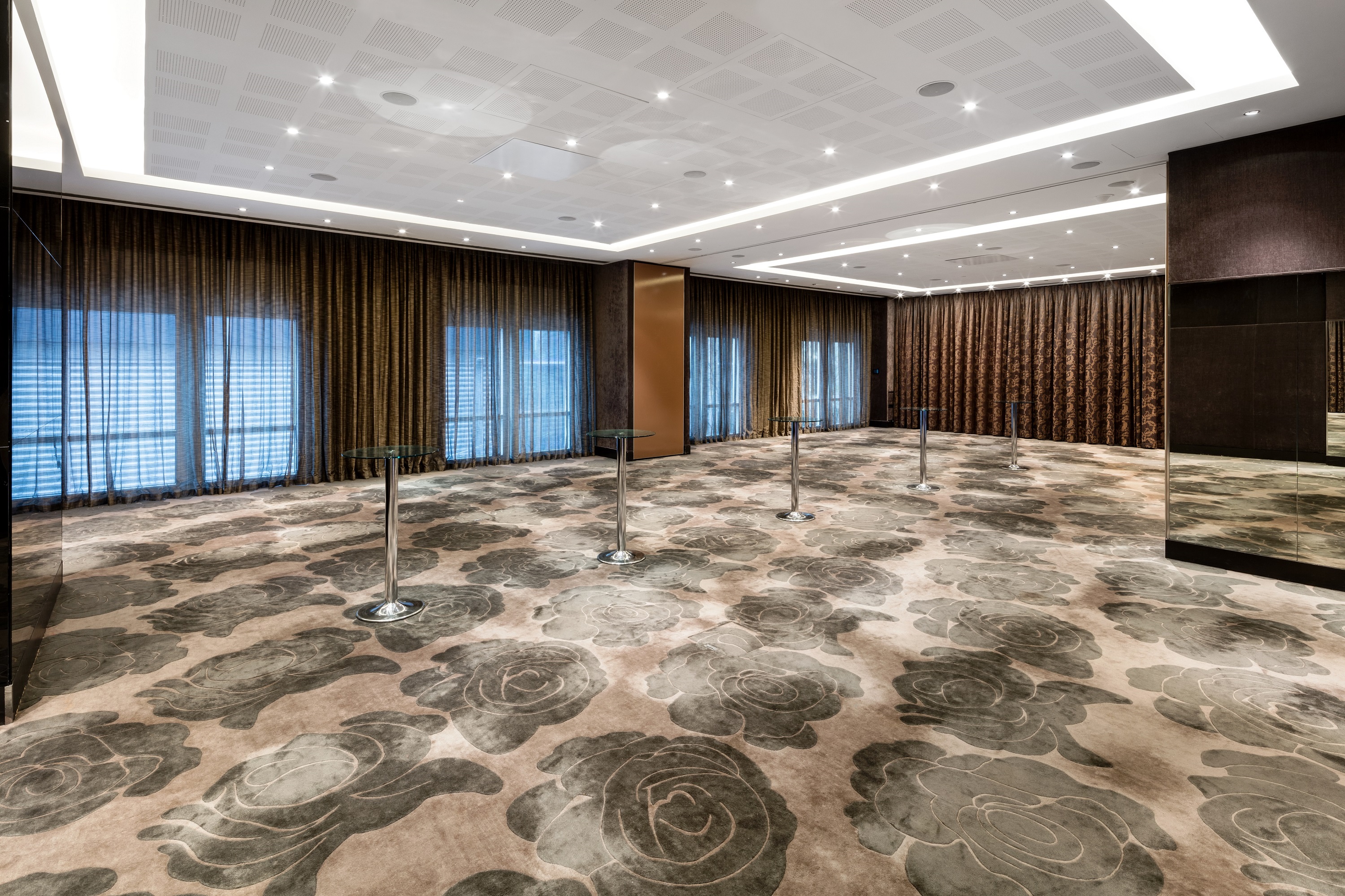 Elegant Ontario Room at Radisson Blu for corporate meetings and social events.