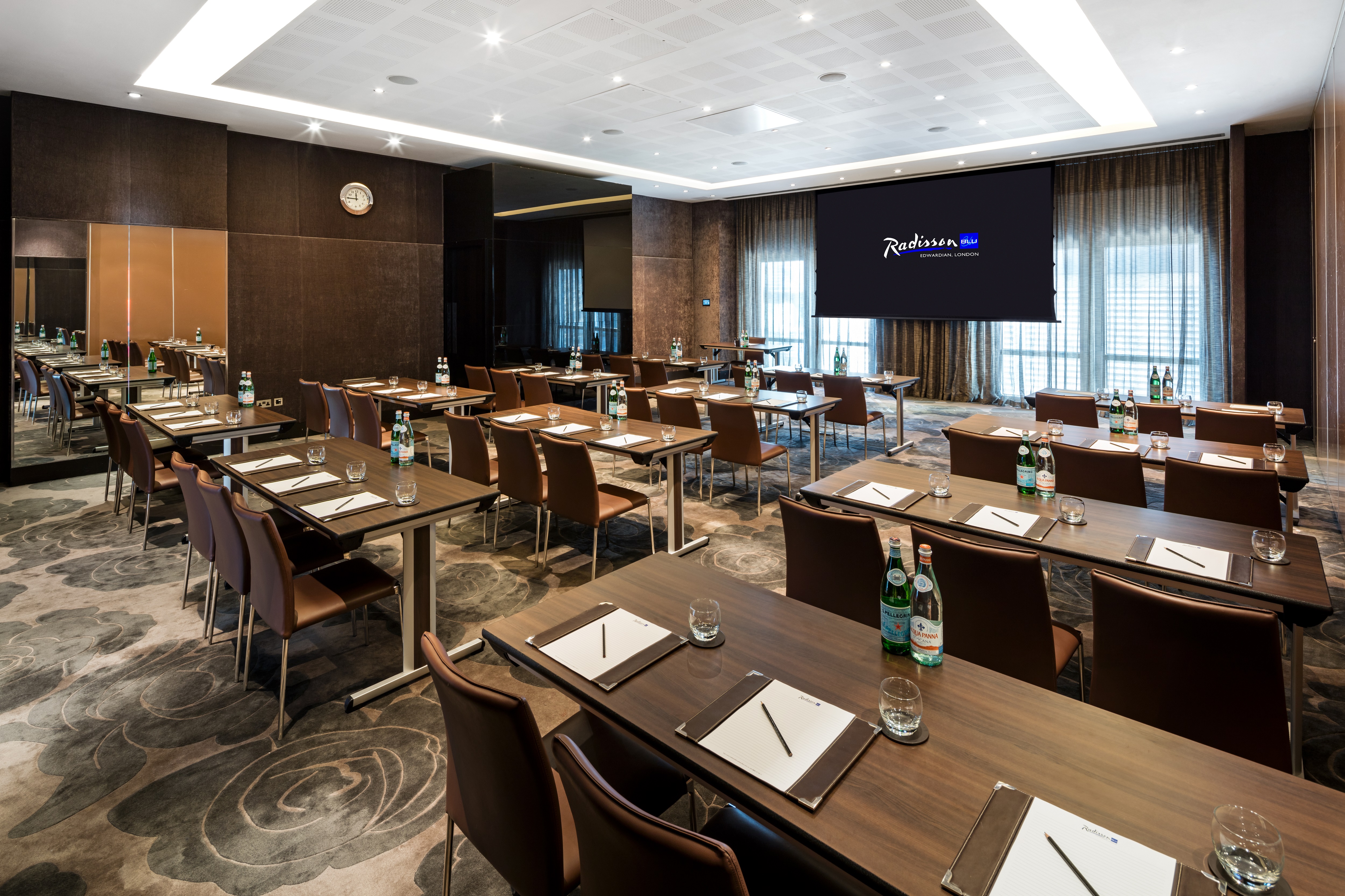 Modern meeting room in Radisson Blu, ideal for corporate workshops and gatherings.