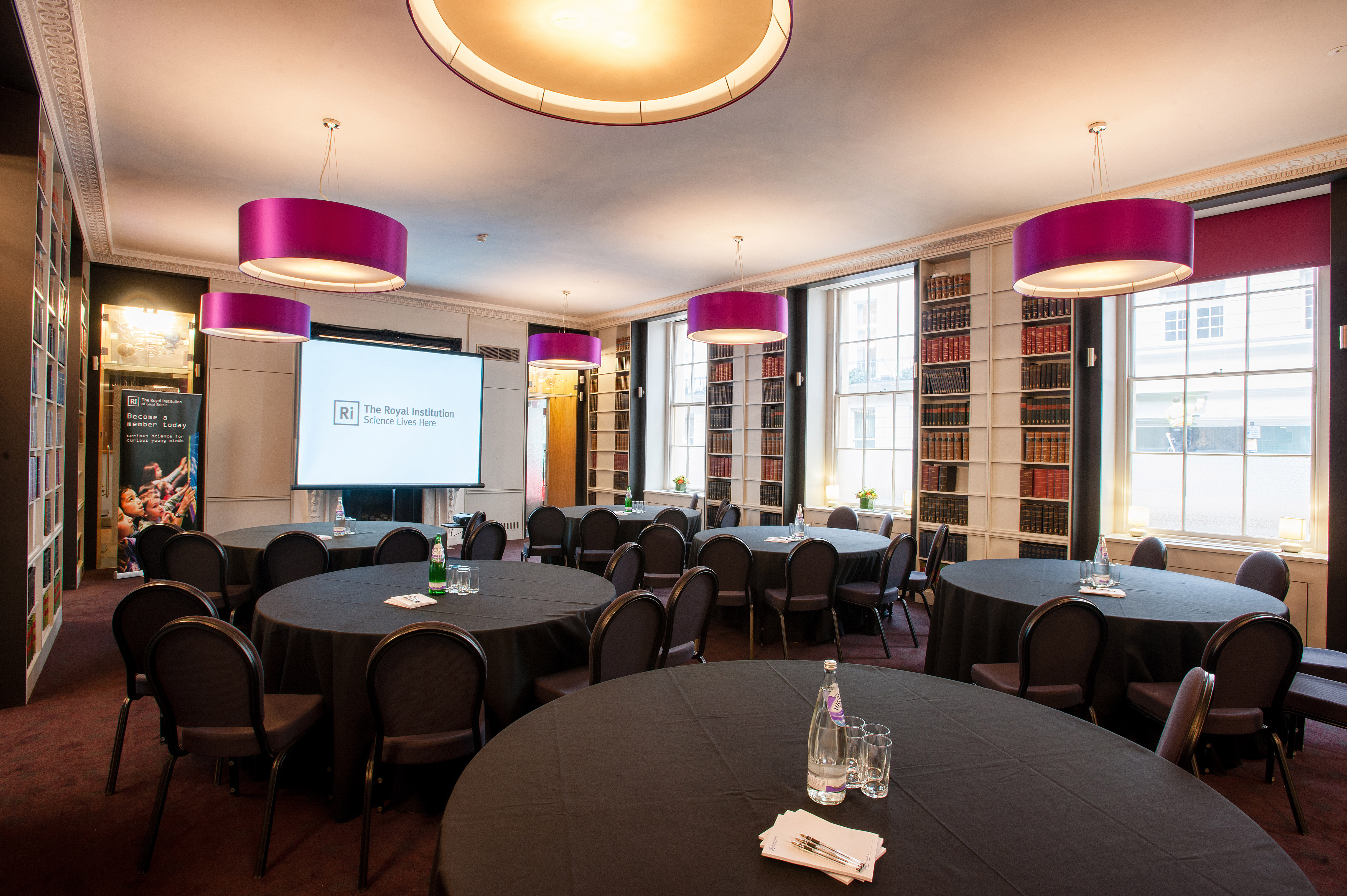 Elegant meeting room with round tables, ideal for corporate events and workshops.