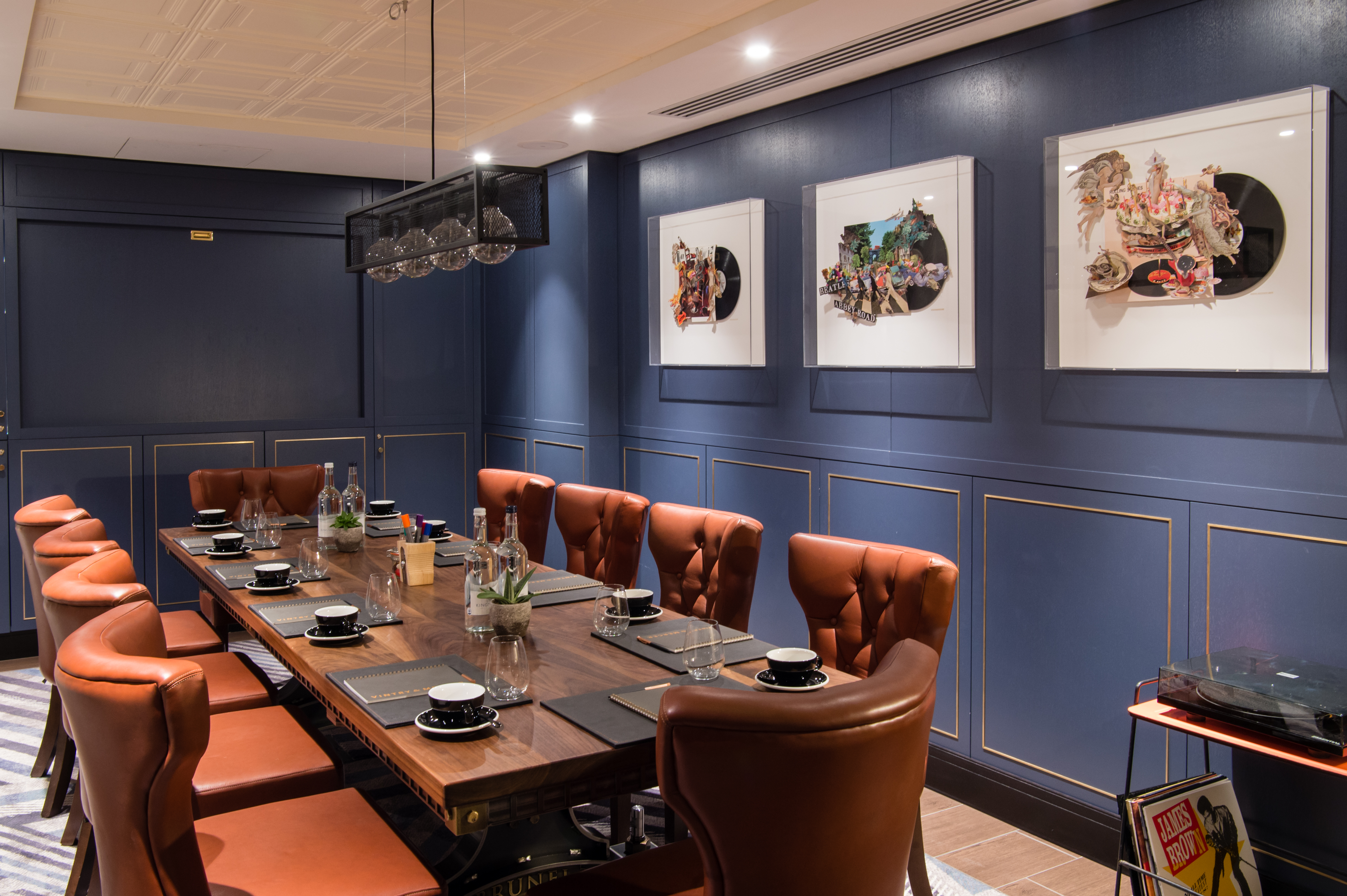 Sophisticated meeting room with blue walls, ideal for exclusive events and gatherings.