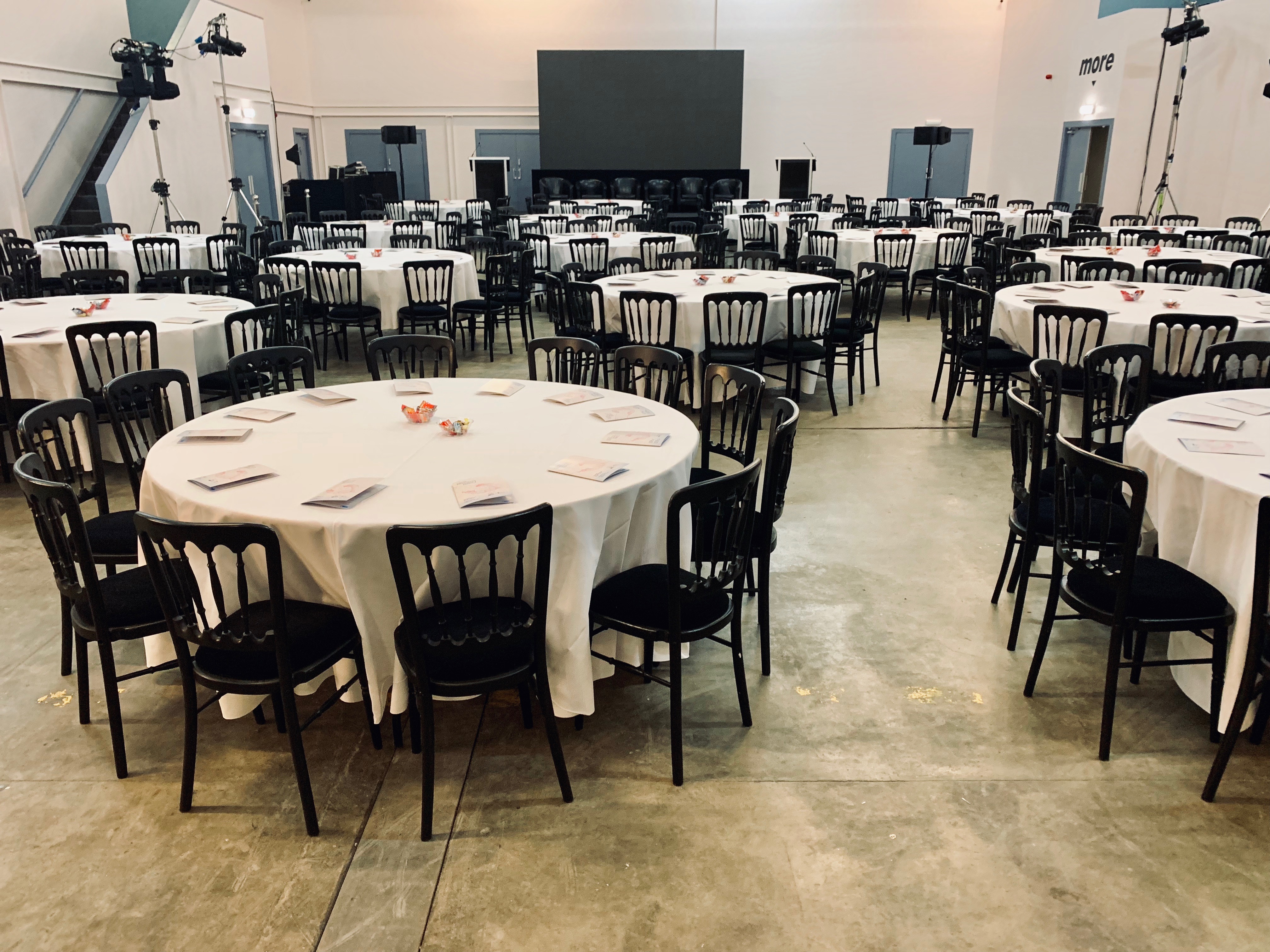 Event Hall in Hinterlands with round tables, ideal for gatherings and presentations.