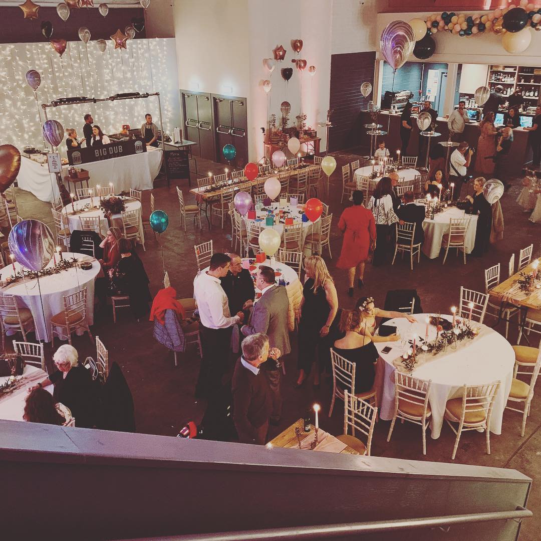 Event Hall in Hinterlands: Elegant tables, festive balloons, ideal for gatherings and celebrations.