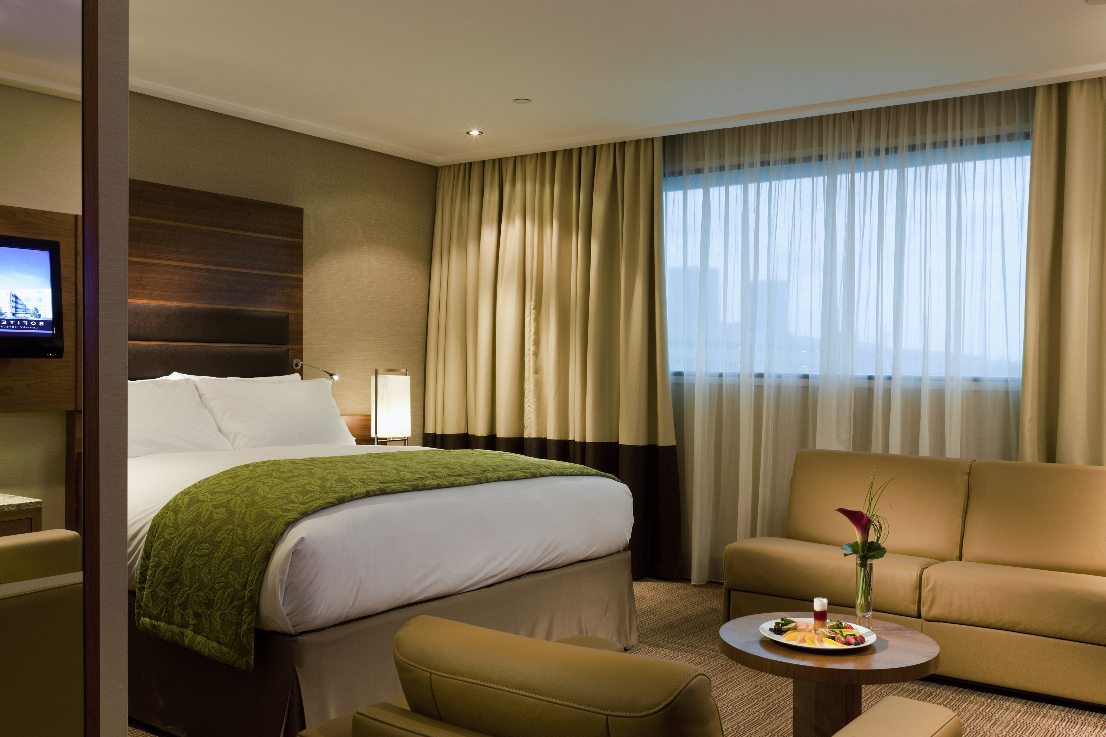 London Suite at Sofitel Heathrow: spacious hotel room with modern decor for events.