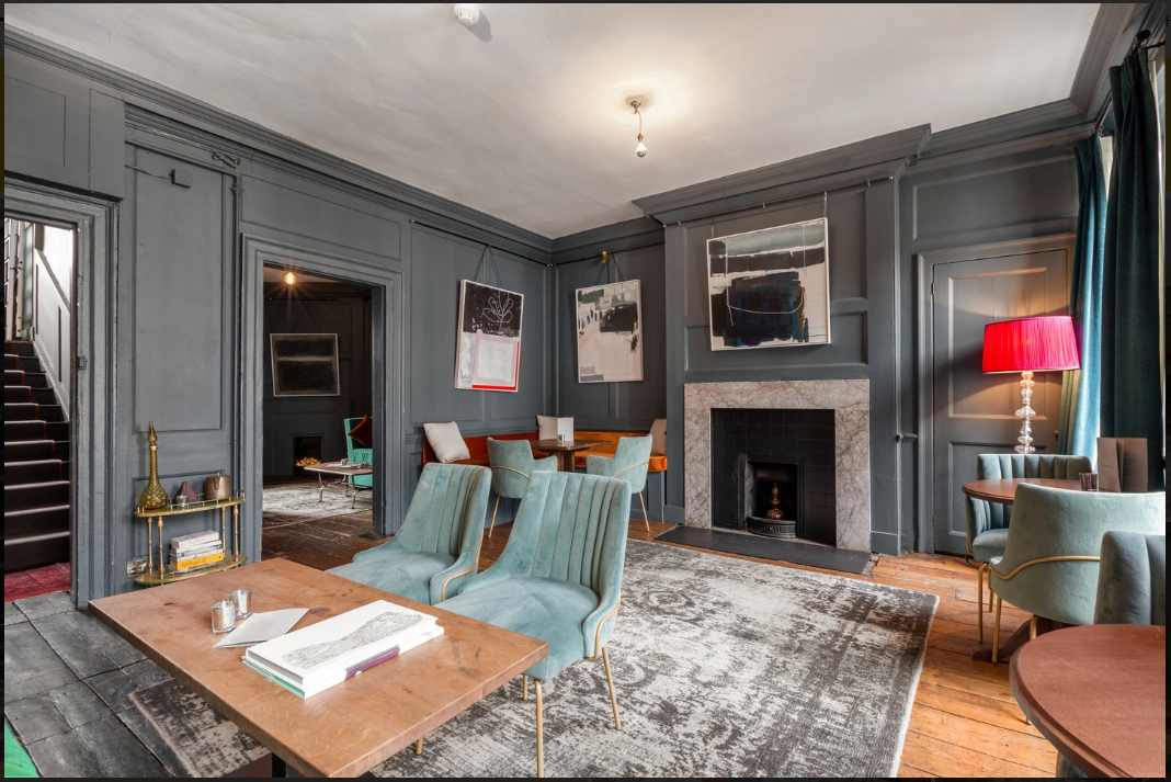 Stylish meeting space in Blacks with elegant furnishings, ideal for gatherings and brainstorming.