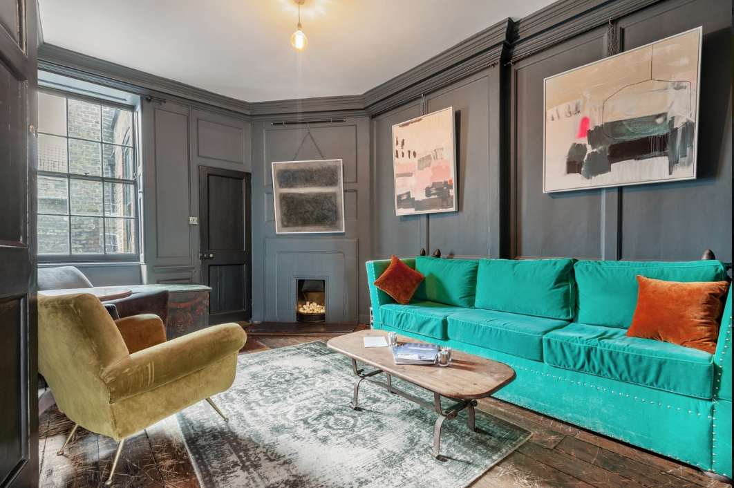 Stylish meeting space with green sofa, ideal for informal gatherings and brainstorming.