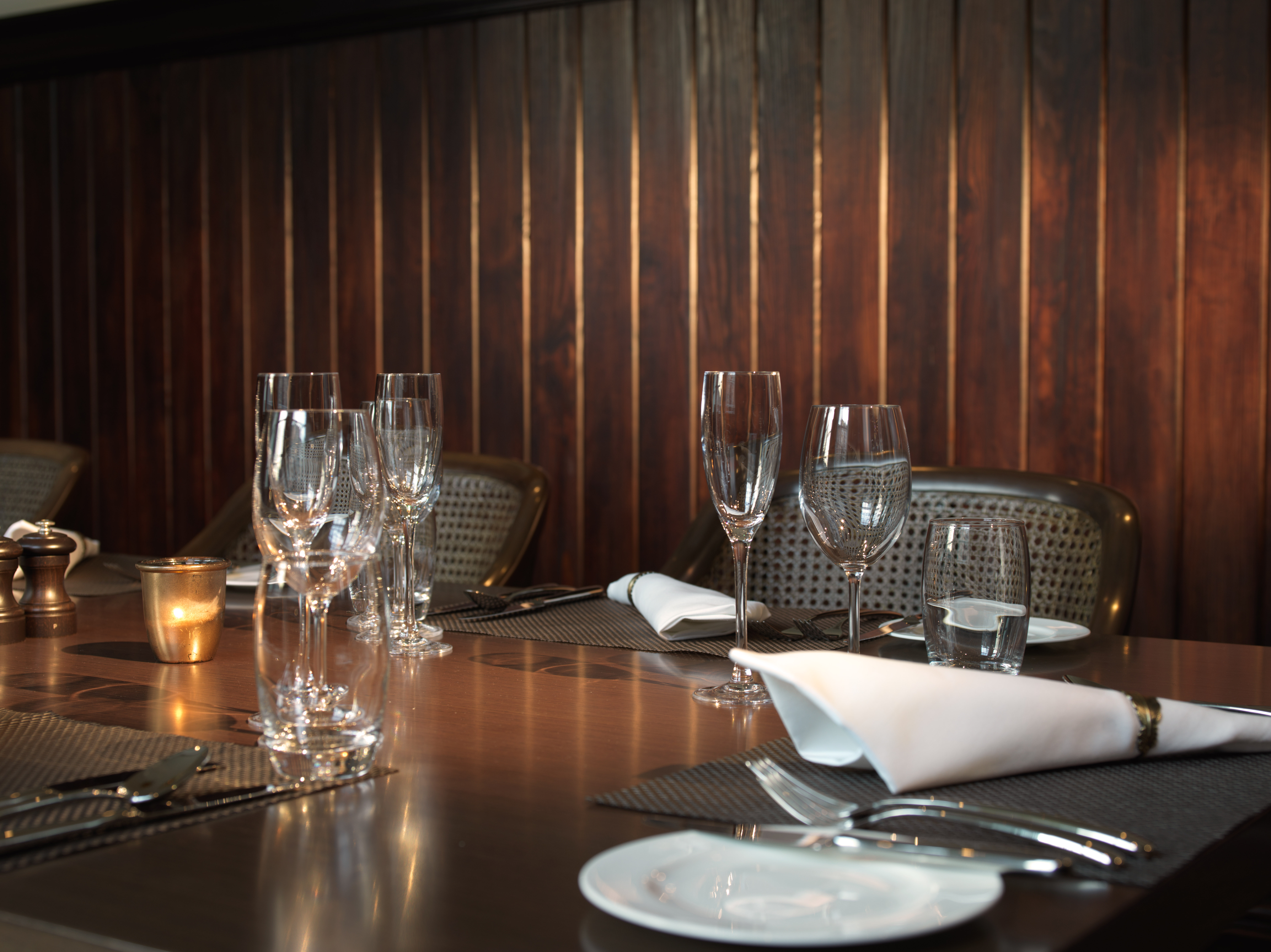 Elegant dining table in Laboratory 2, LaLiT London for corporate dinners and gatherings.