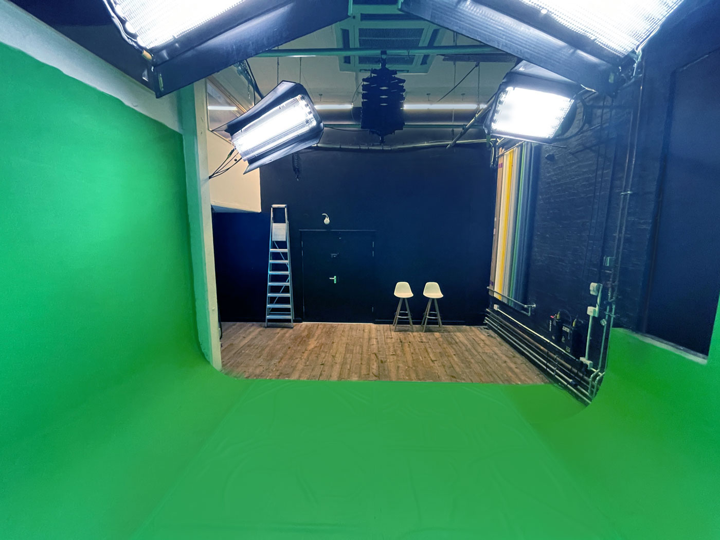 Versatile green screen studio with even lighting for virtual events and hybrid meetings.