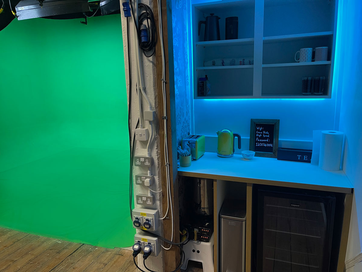 Crixus Studio Green: versatile event space with green screen for hybrid meetings.