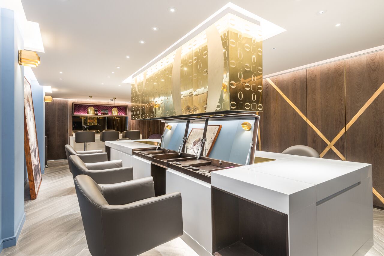 Modern reception area at SALON64, ideal for networking events and meetings.