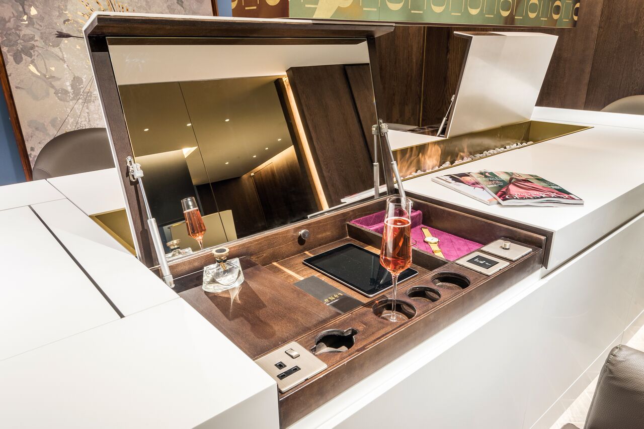 Modern meeting space in SALON64 with stylish table, ideal for executive events.