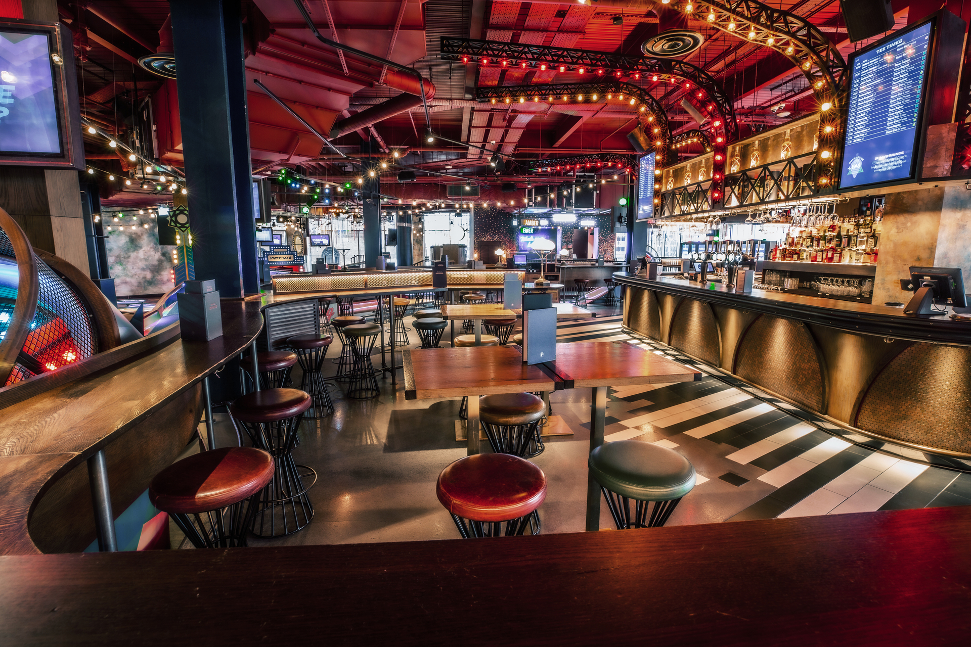 Emerald Area at Puttshack White City: vibrant event space with modern bar for networking.