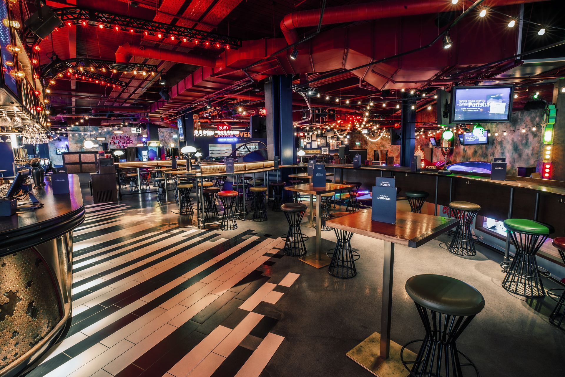 Emerald Area at Puttshack White City: vibrant event space for social gatherings and networking.