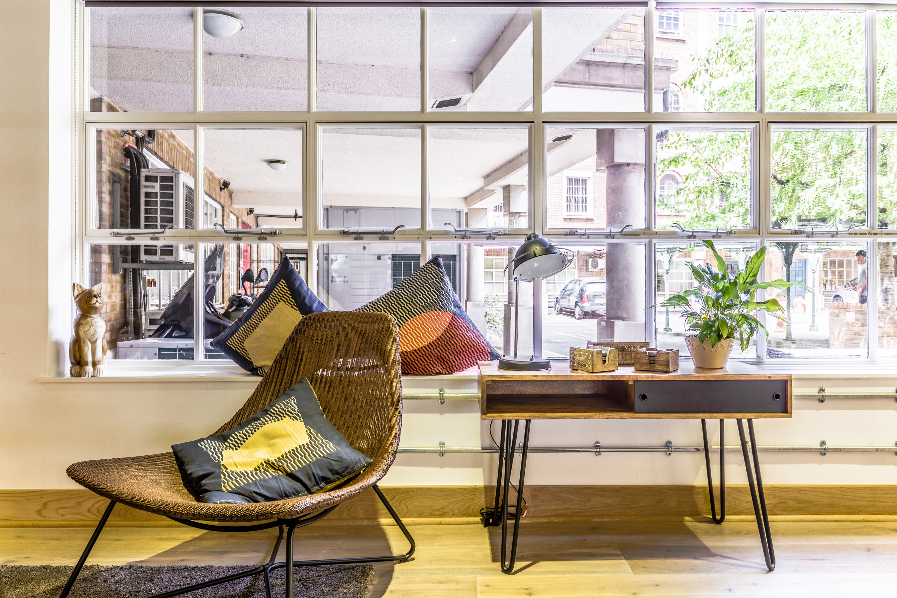 Stylish meeting space with natural light, ideal for brainstorming and networking events.