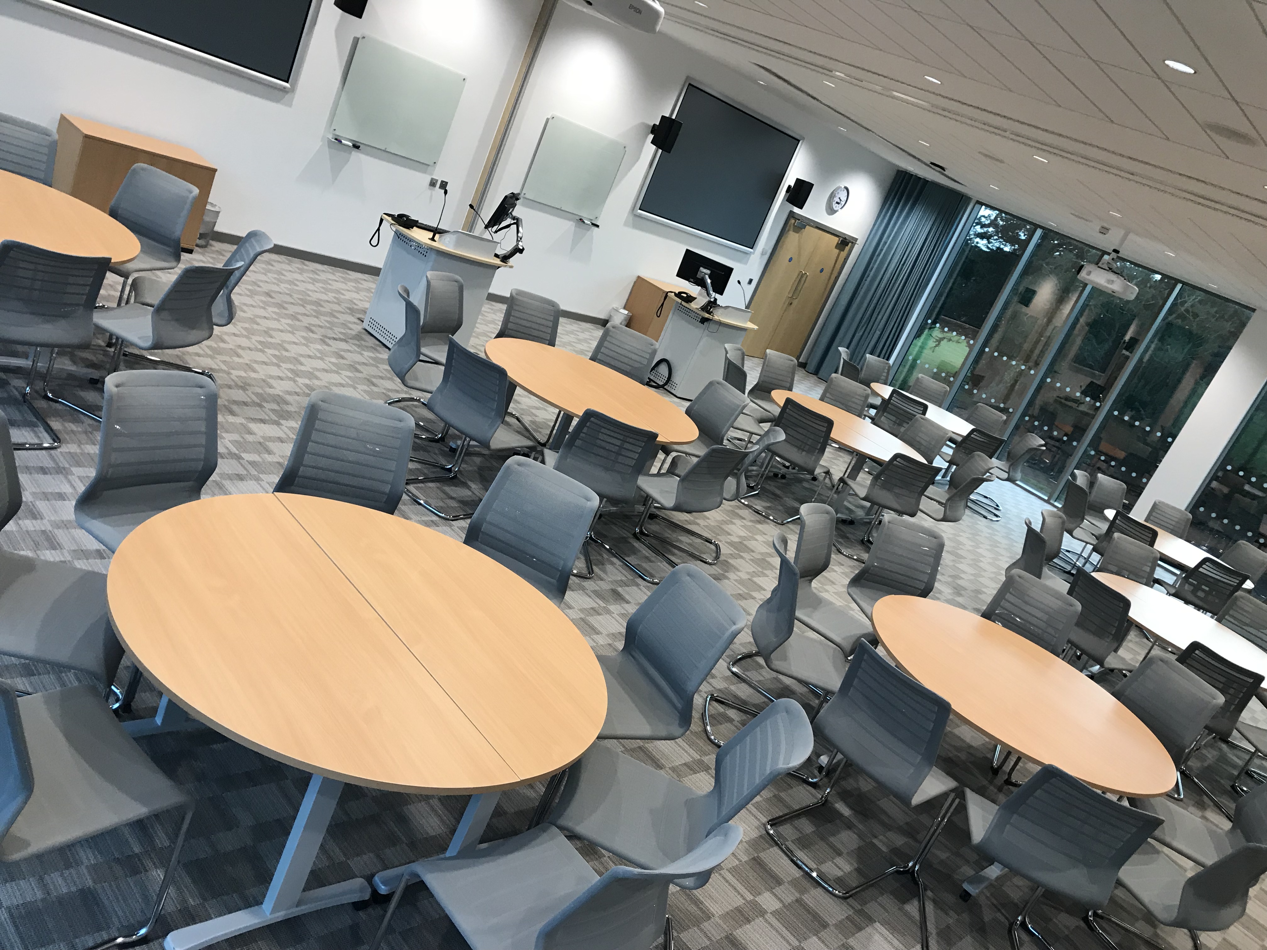 Versatile meeting space with round tables in King’s Hedges, ideal for workshops and team-building.